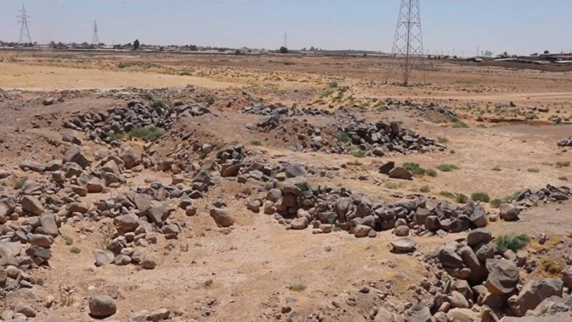 وفاة طفلين سقطا في حفرة قرب مدرسة المشرفة بالزرقاء والسكان "مصيدة للأرواح"