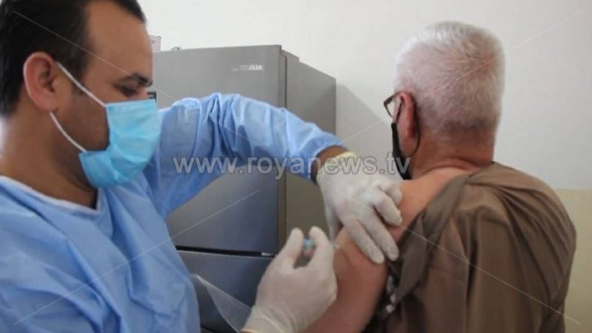 شخص يتلقى جرعة من لقاح كورونا - ارشيفية