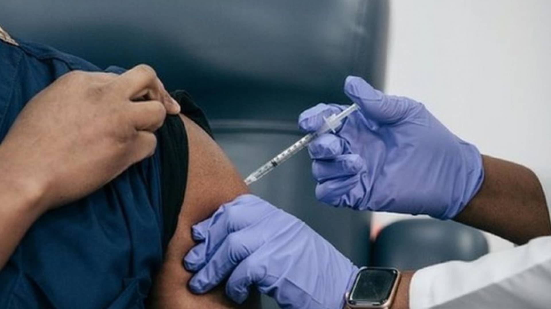 شخص يتلقى مطعوم كورونا - ارشيفية