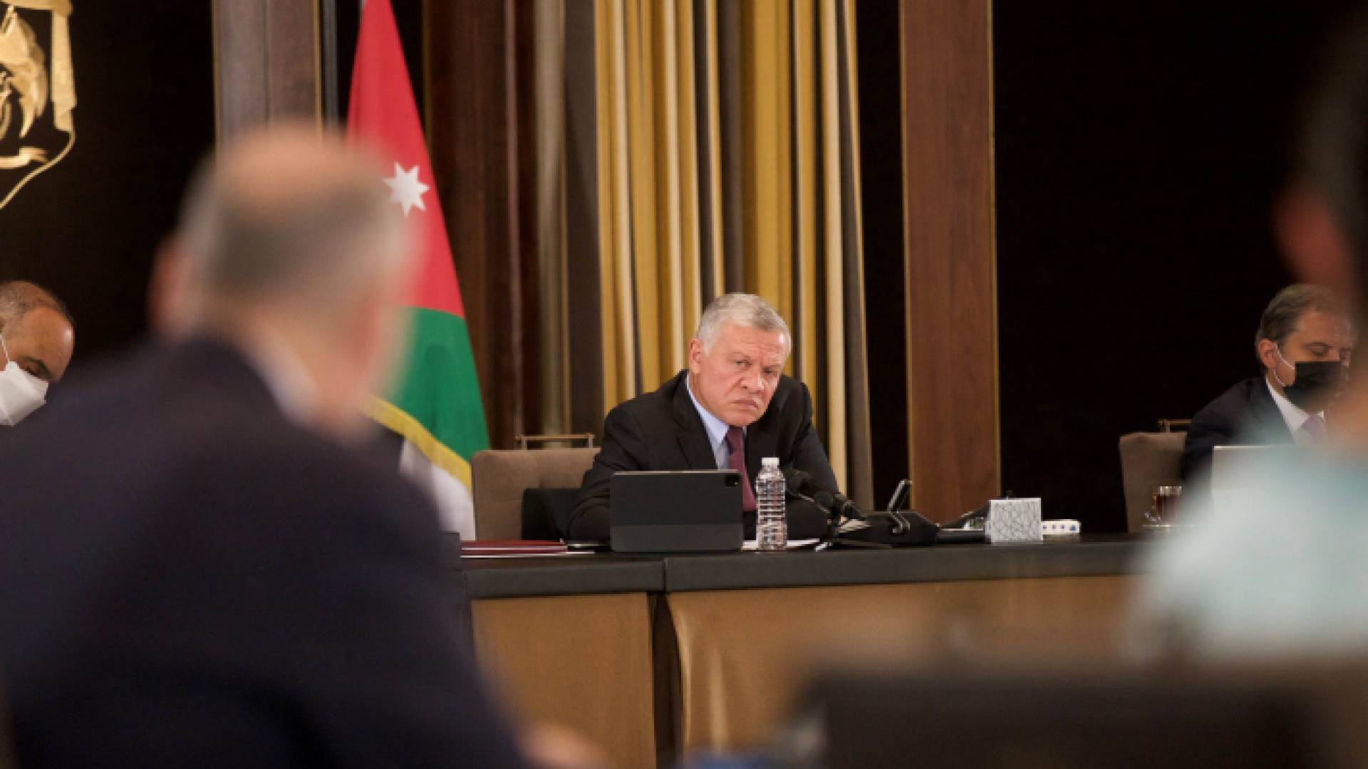 الملك خلال لقائه اممثلين عن القطاع الصناعي في قصر الحسينية