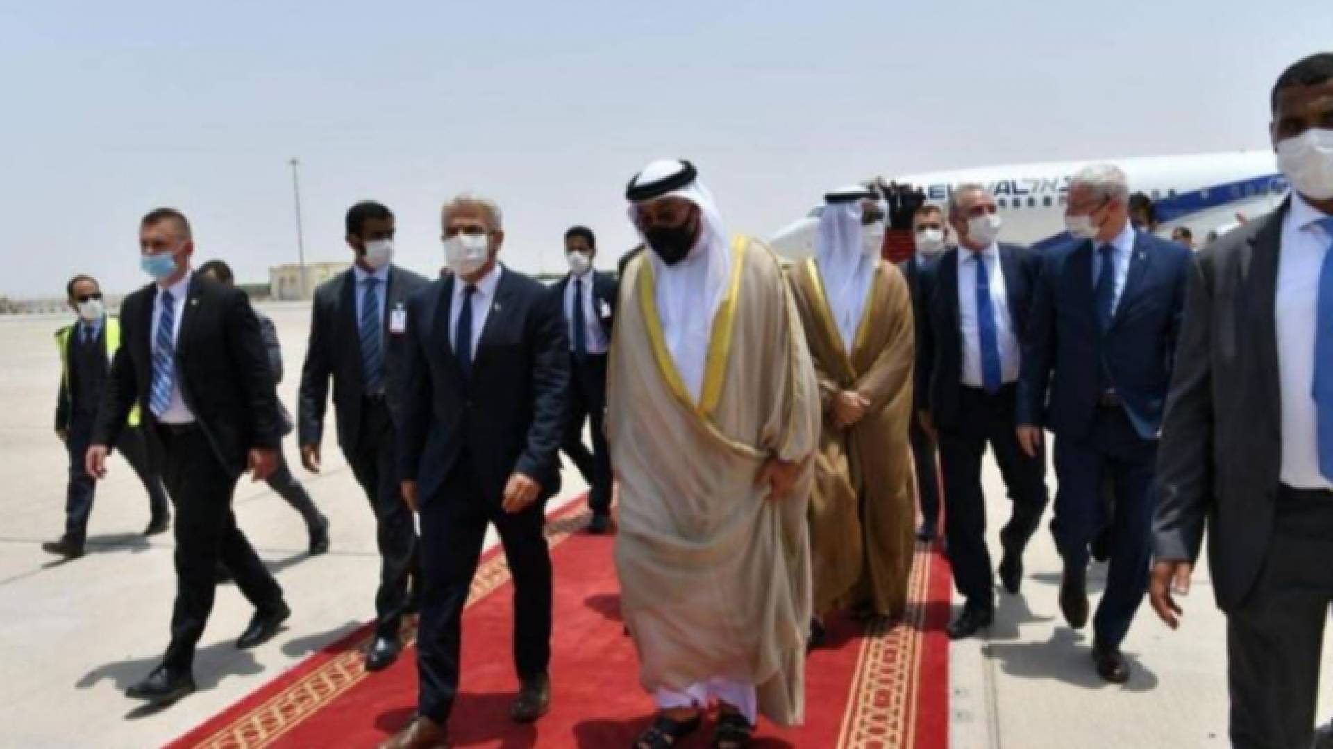 لحظة وصول وزير خارجية الاحتلال الإسرائيلي يائير لابيد إلى الإمارات