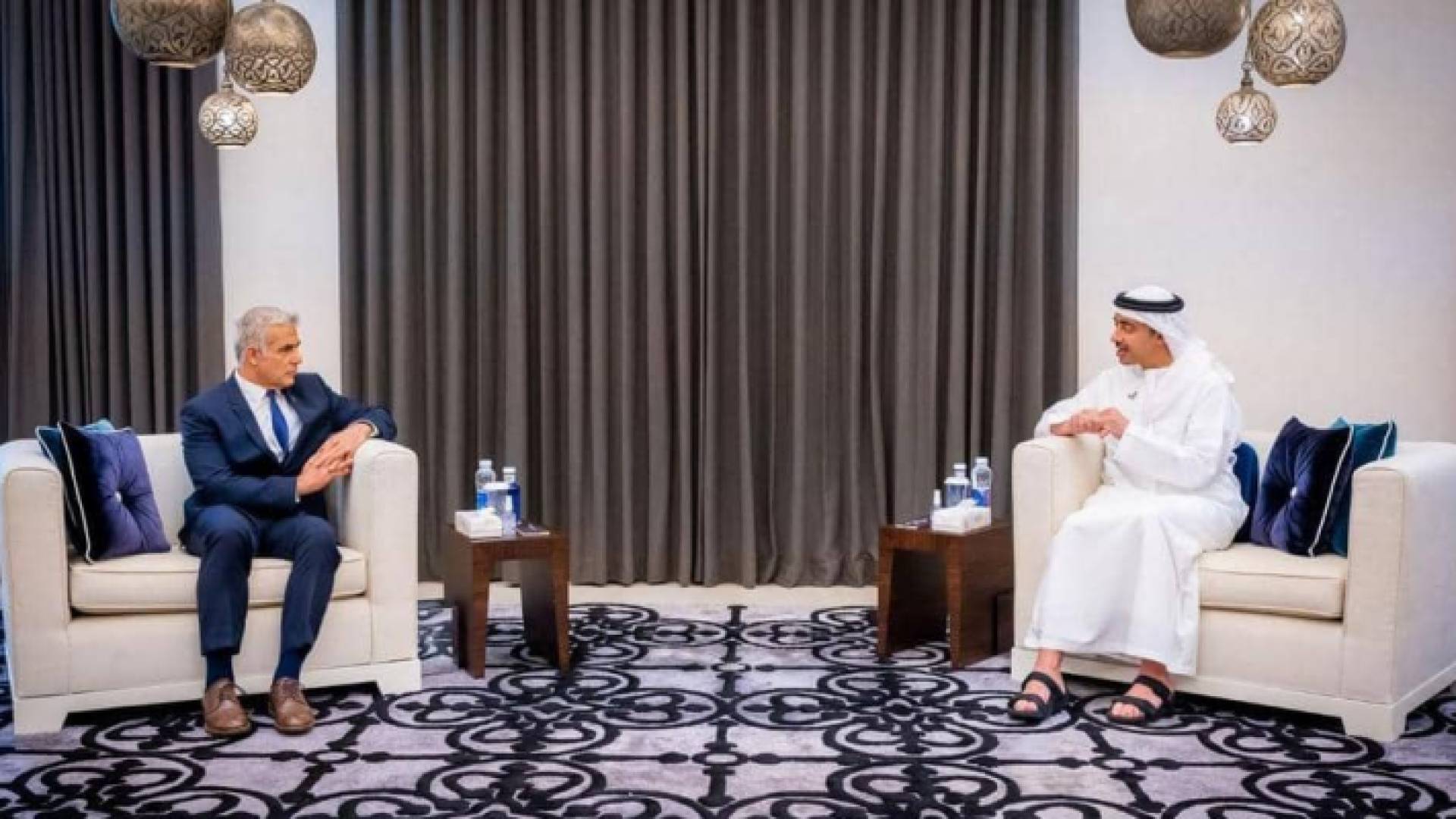 عبدالله بن زايد يلتقي وزير خارجية الاحتلال الإسرائيلي في أبوظبي