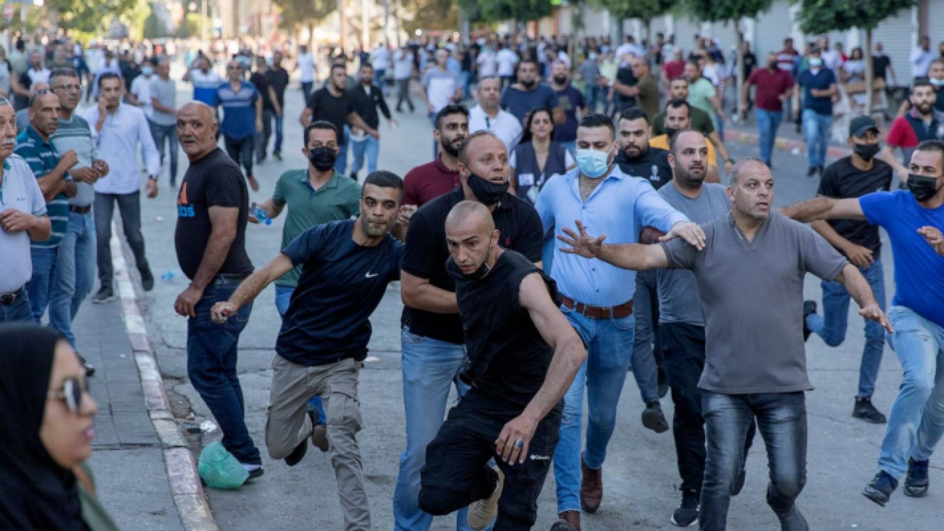 أمن بلباس مدني يقمع مظاهرة فلسطينية في رام الله