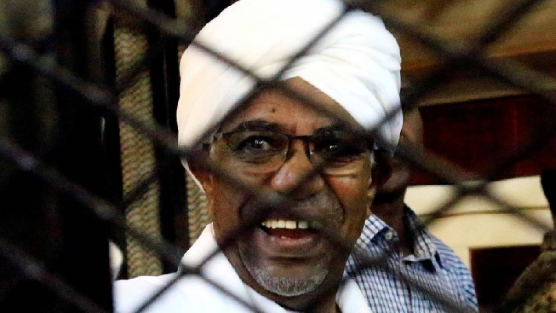 عمر البشير داخل قفص المحكمة