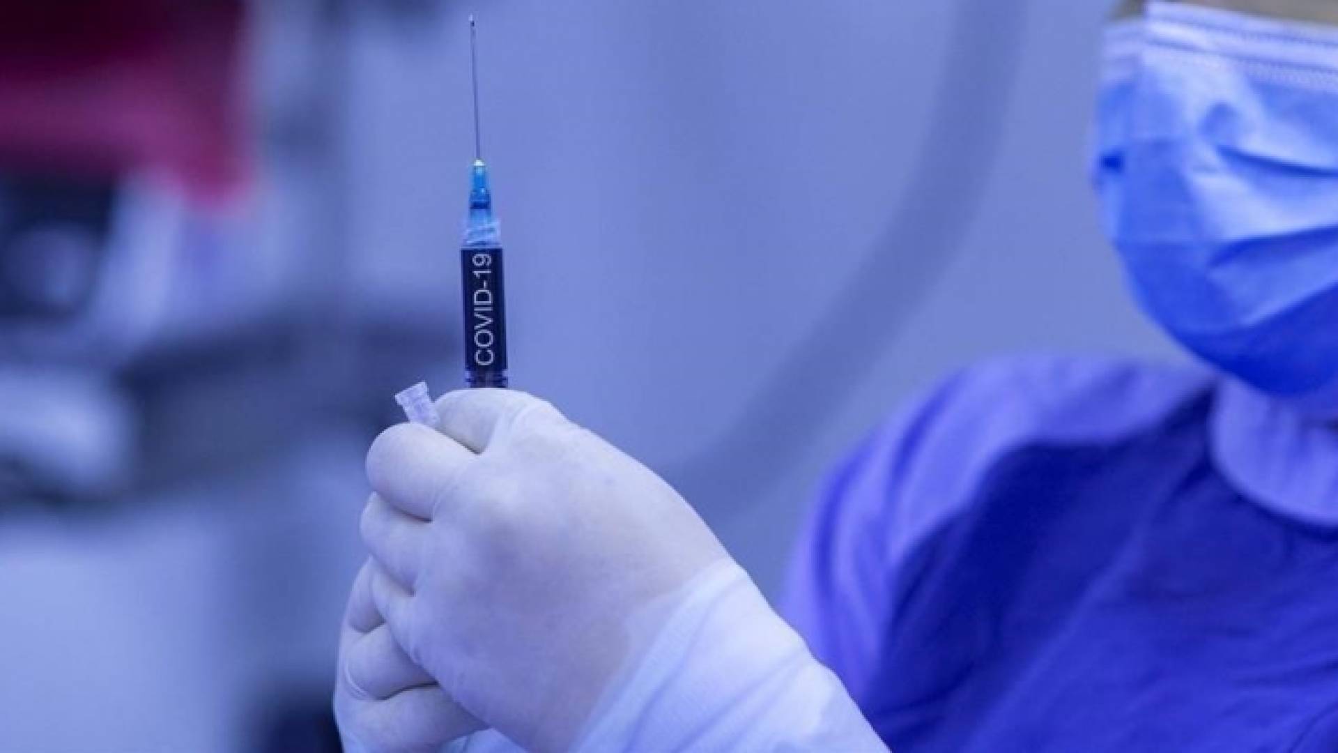 شخص يتلقى جرعة من لقاح كورونا - ارشيفية