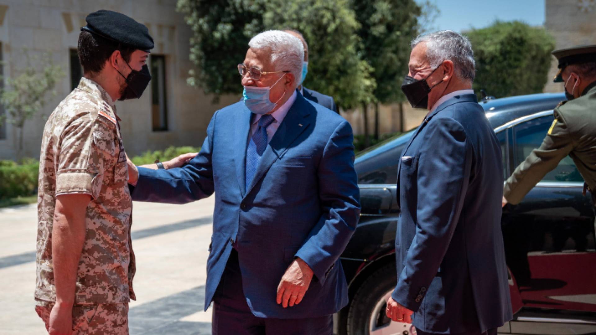 الملك و ولي لاعهد في استقبال الرئيس الفلسطيني