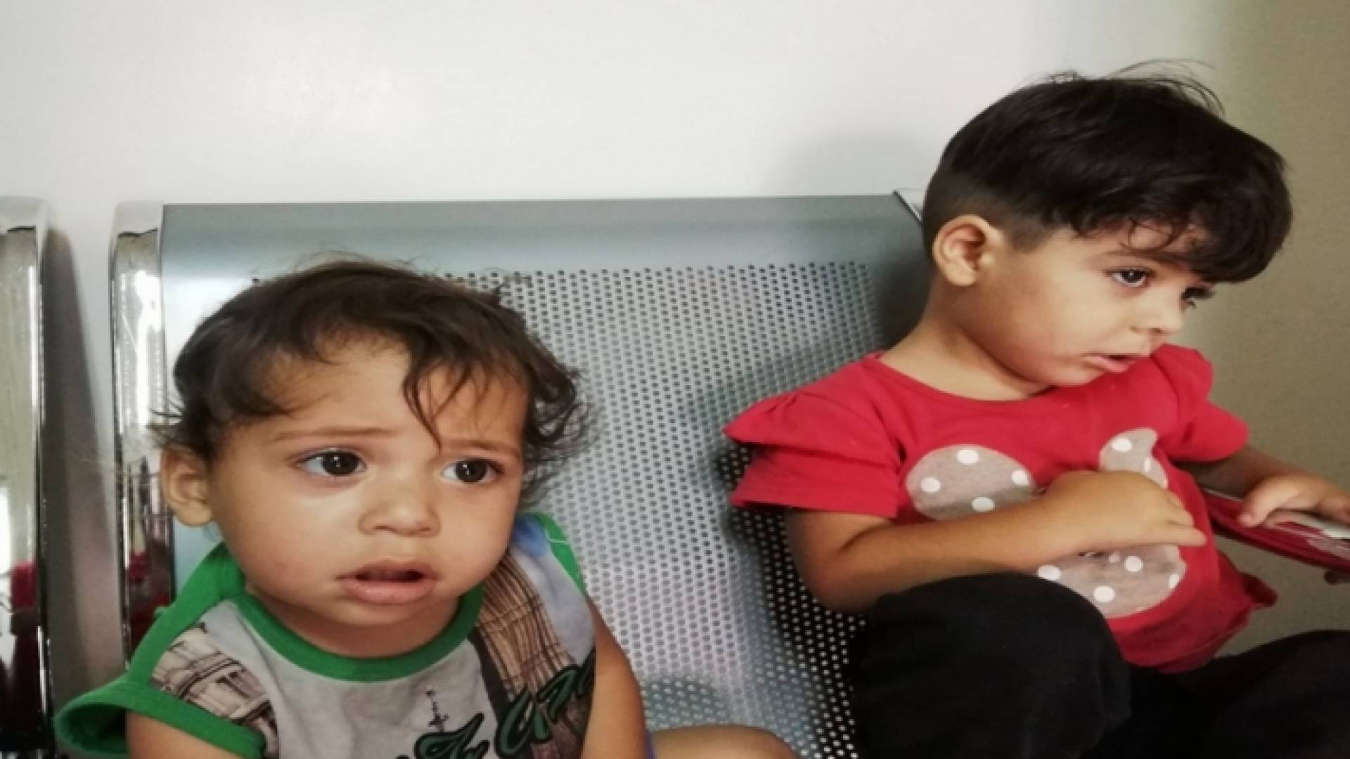 الفقر المدقع يجبر أب بالاستغناء عن طفلتيه في سوريا