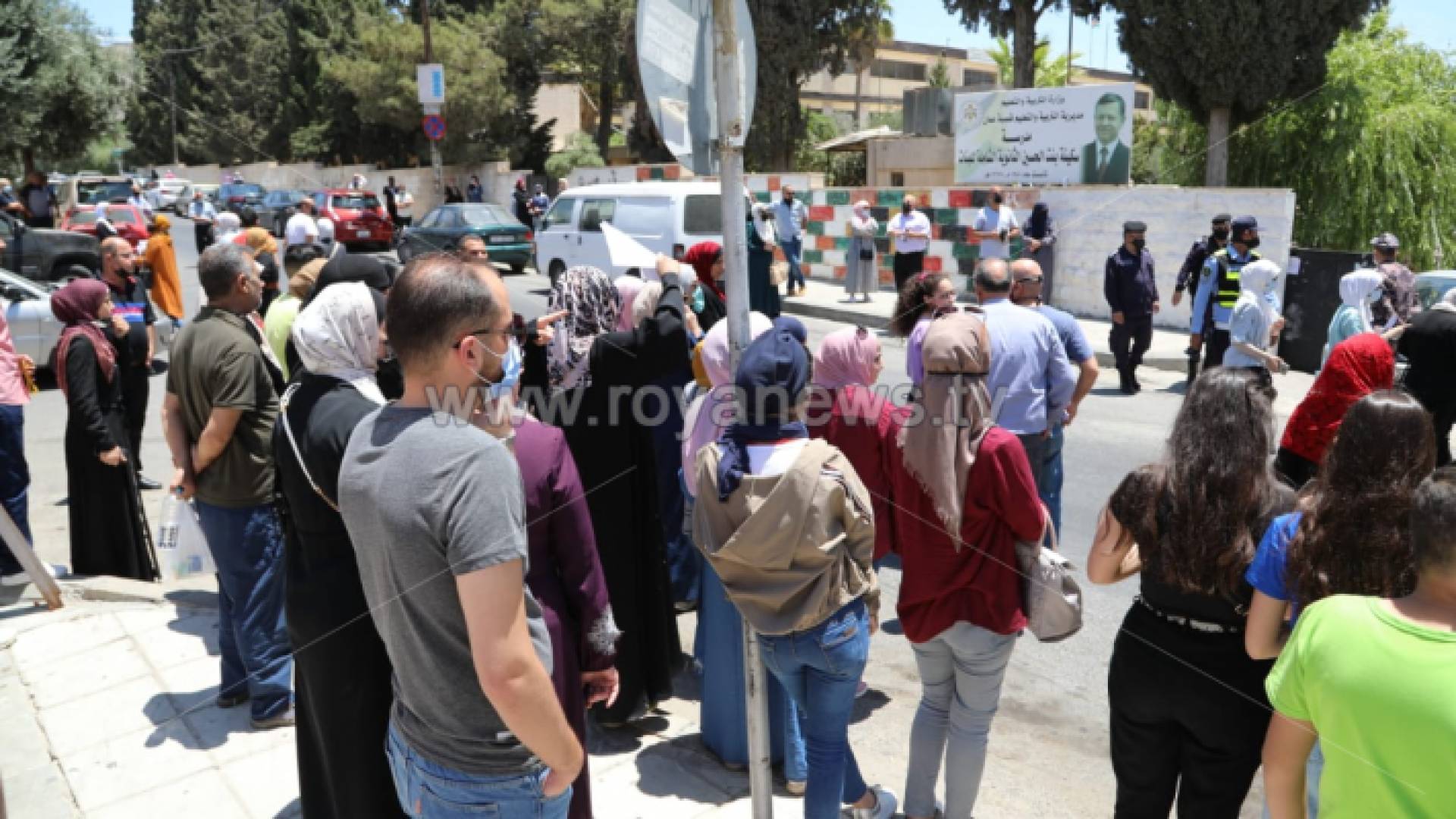 طلبة التوجيهي والأهالي امام أحد المدارس في العاصمة عمان