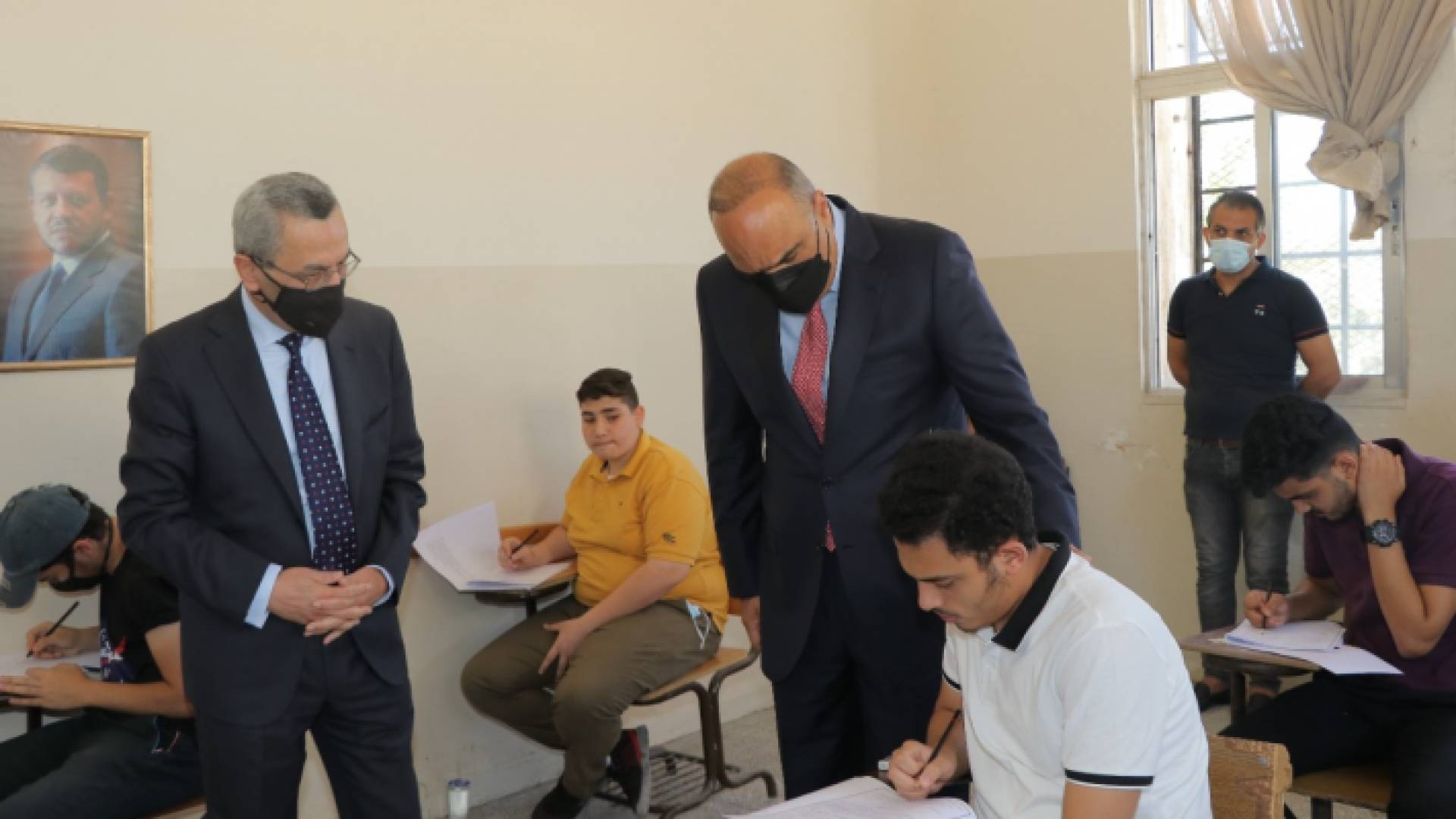 الخصاونة يتفقد سير امتحان الثانوية العامة.. صور