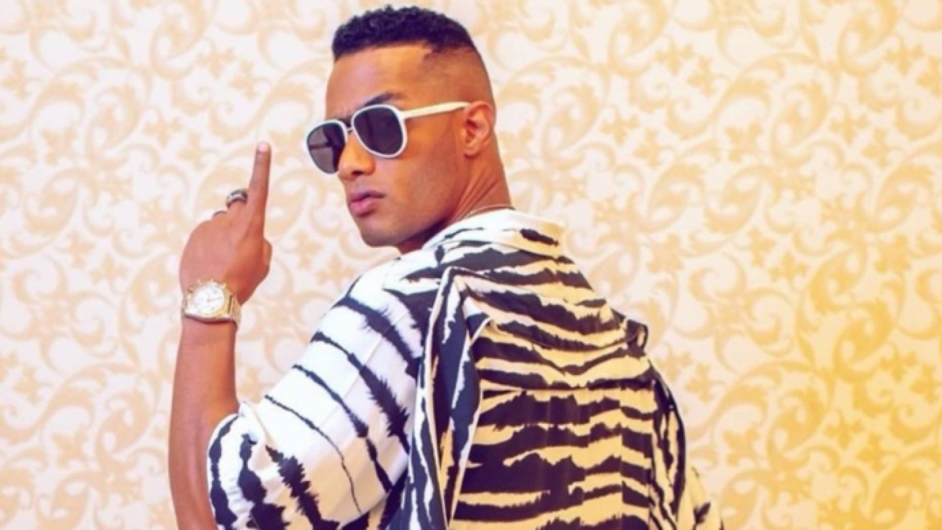 محمد رمضان يثير الجدل مجددا ويسير في شوارع دبي رفقة فهد