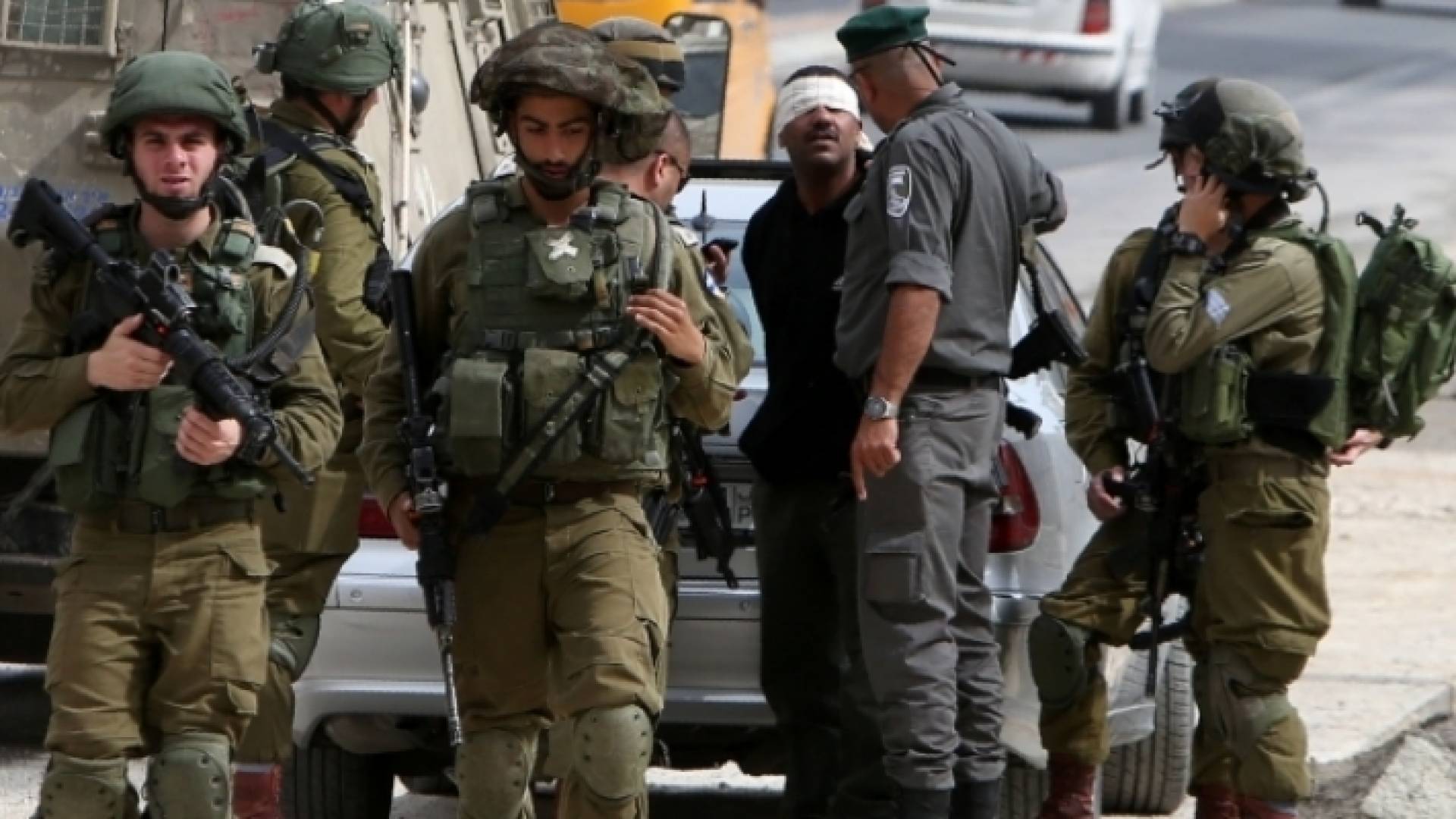 قوات الاحتلال الإسرائيلي تعتقل فلسطينيا - أرشيفية