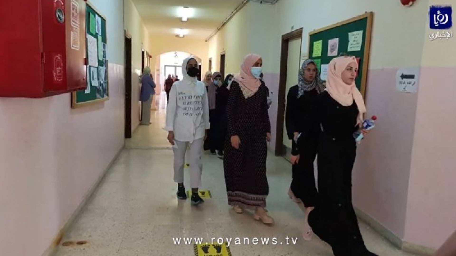 طلبة توجيهي يدخلون إلى قاعات الامتحان