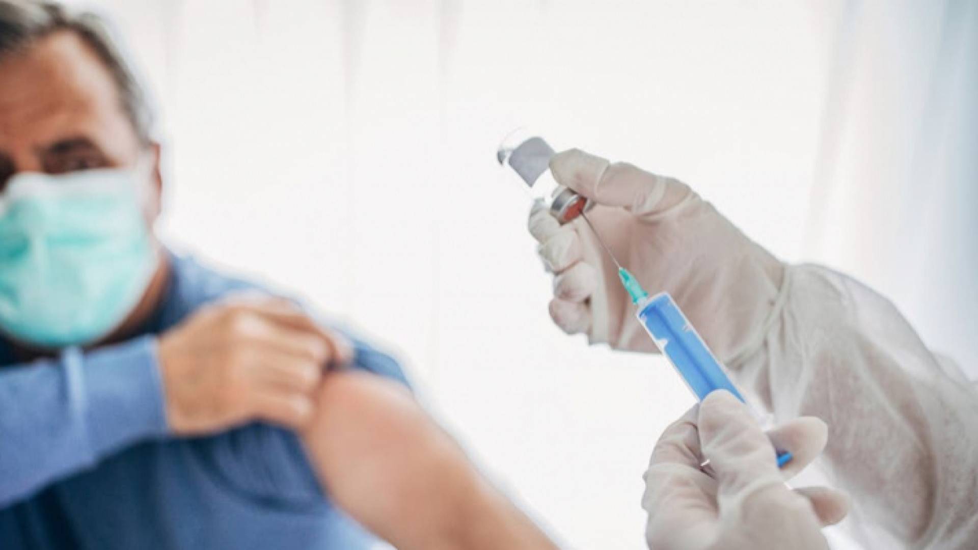 مواطن يتلقى جرعة من لقاح كورونا