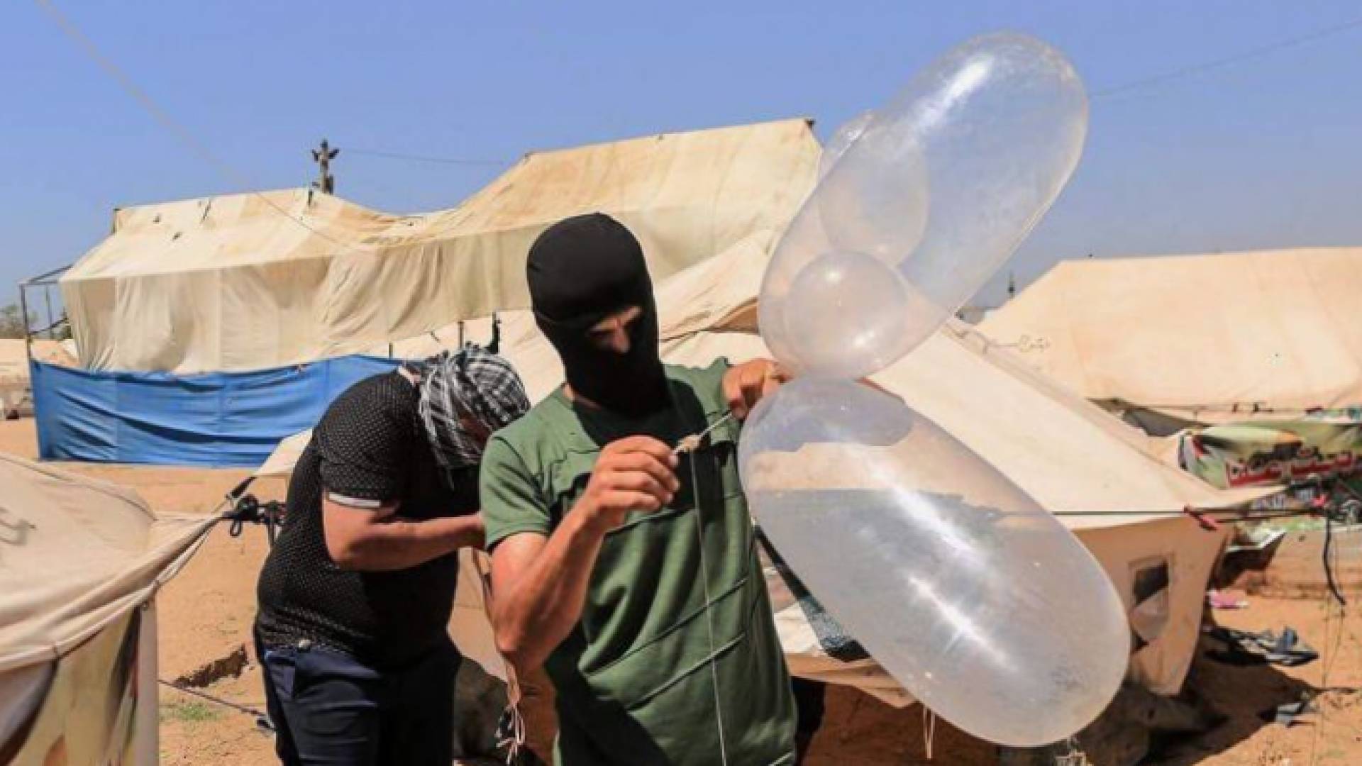 بالونات حارقة لدى مقاومين فلسطينيين