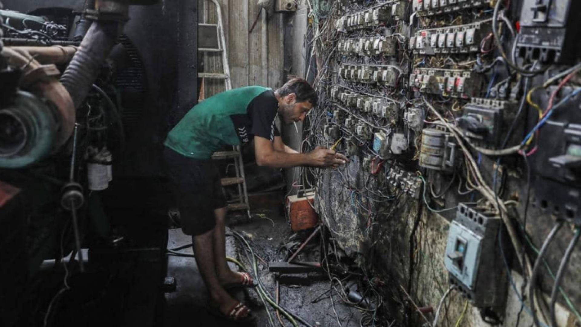 عراقي يتفقد خطوط الكهرباء