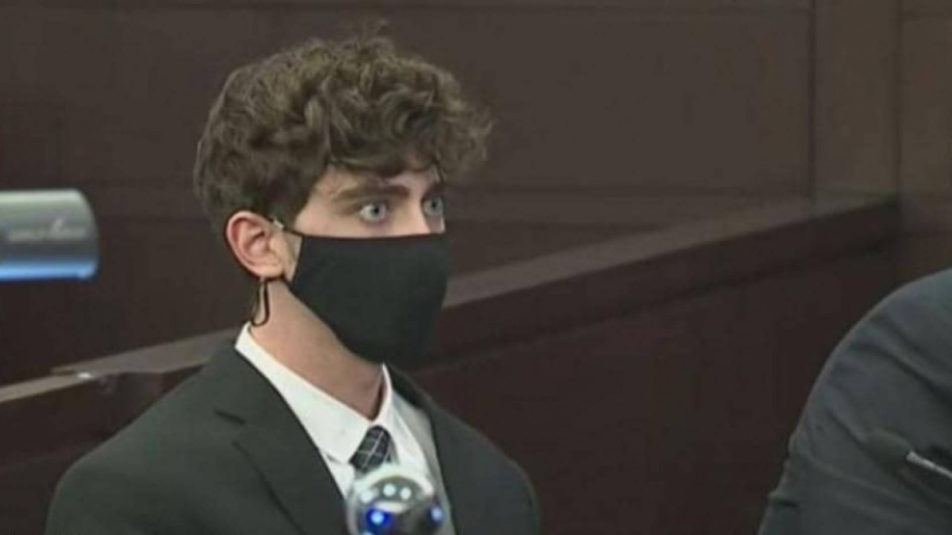 "المجرم الوسيم" يتسبب بإنهاء حياة أم وابنتها.. وفتيات يدافعنّ عنه لجماله