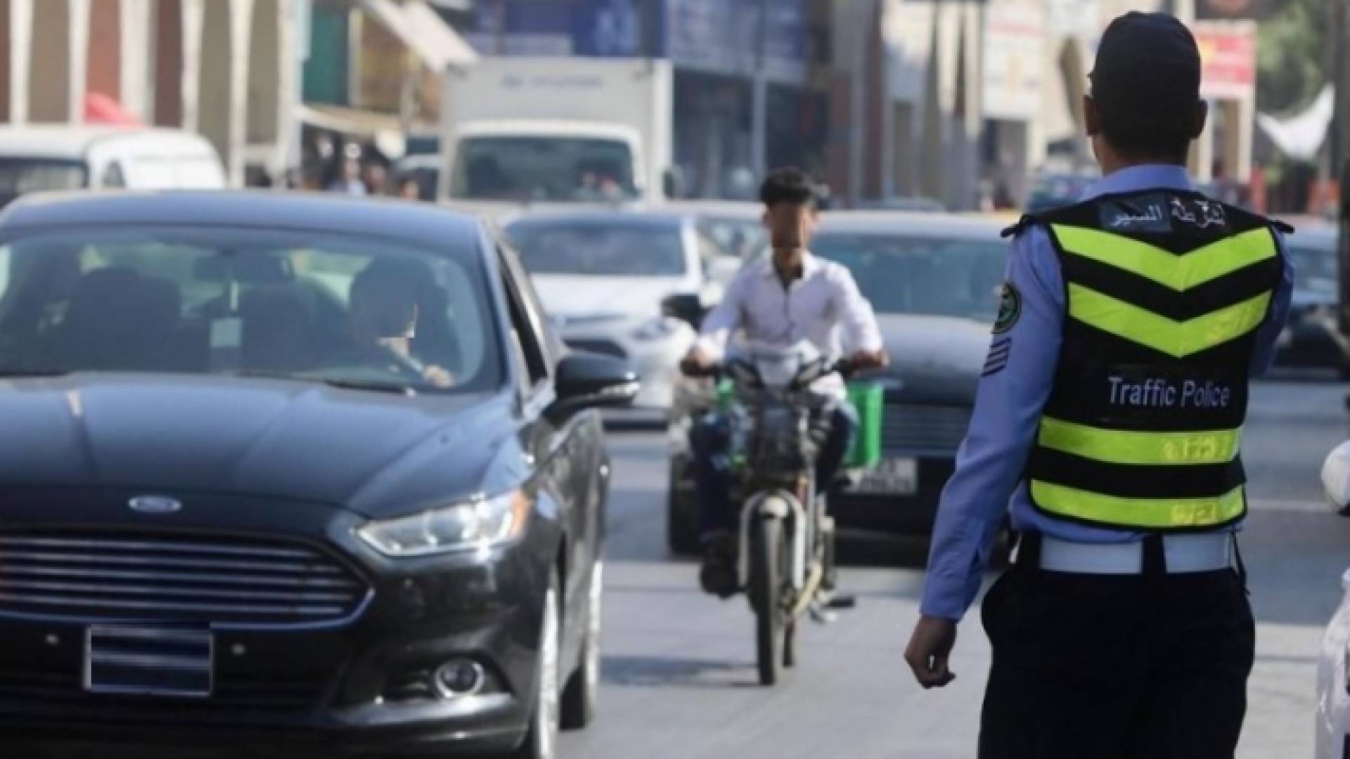 رقيب سير يقف في أحد شوارع العاصمة