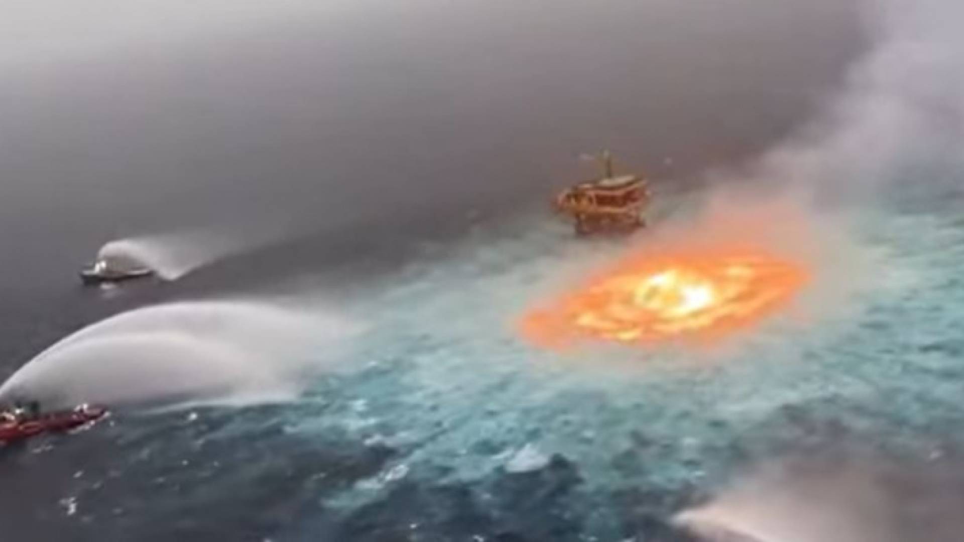 النيران تشتعل وسط المحيط