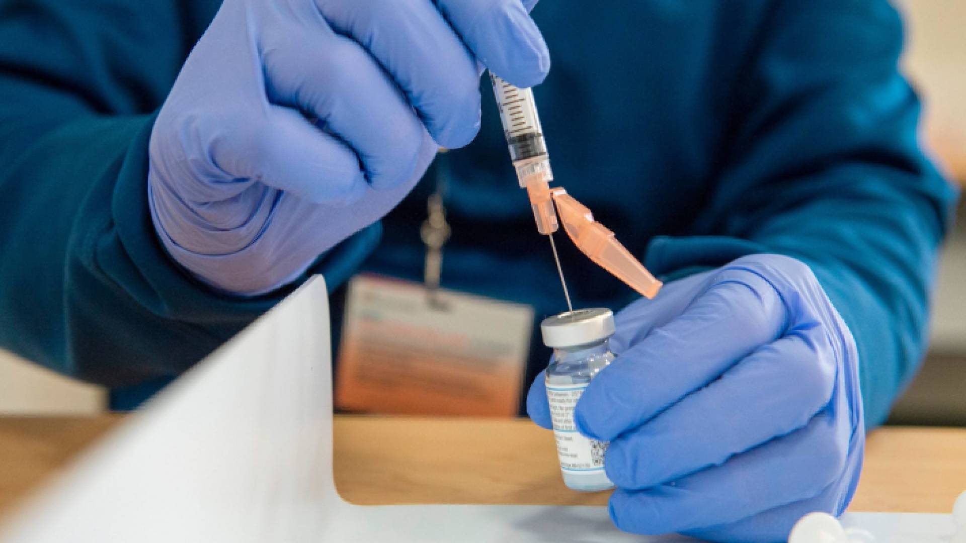 شخص يتلقى جرعة من لقاح كورونا - ارشيفية