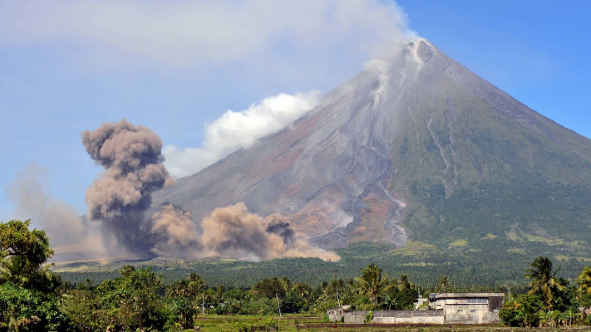 بدأ البركان قبل أيام بنفث كميات متزايدة من ثاني أكسيد الكبريت