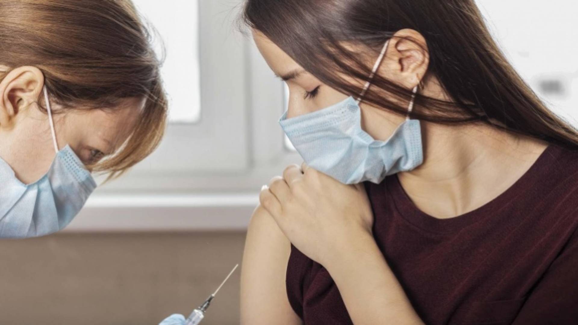 فتاة تتلقى مطعوم كورونا