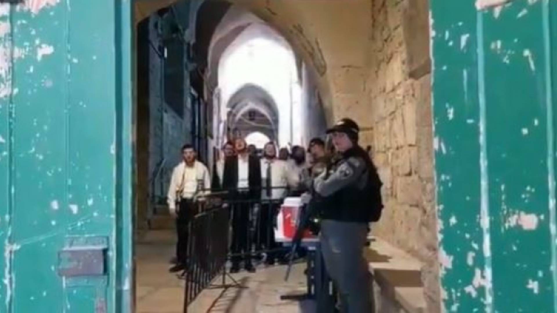 طقوس تلموذية أمام باب الملك فيصل