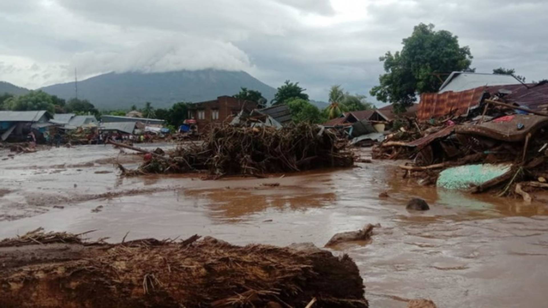 19 شخصا في عداد المفقودين في انزلاق تربة جراء أمطار غزيرة في اليابان