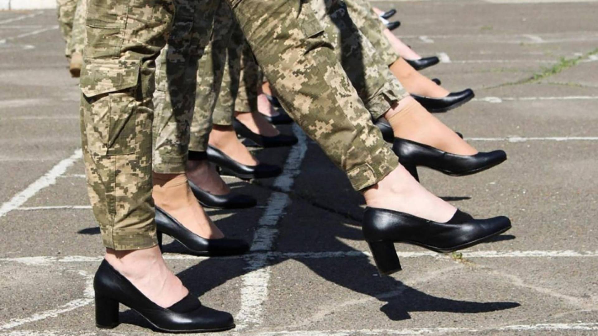 الكعب العالي في أرجل المجندات الأوكرانيات