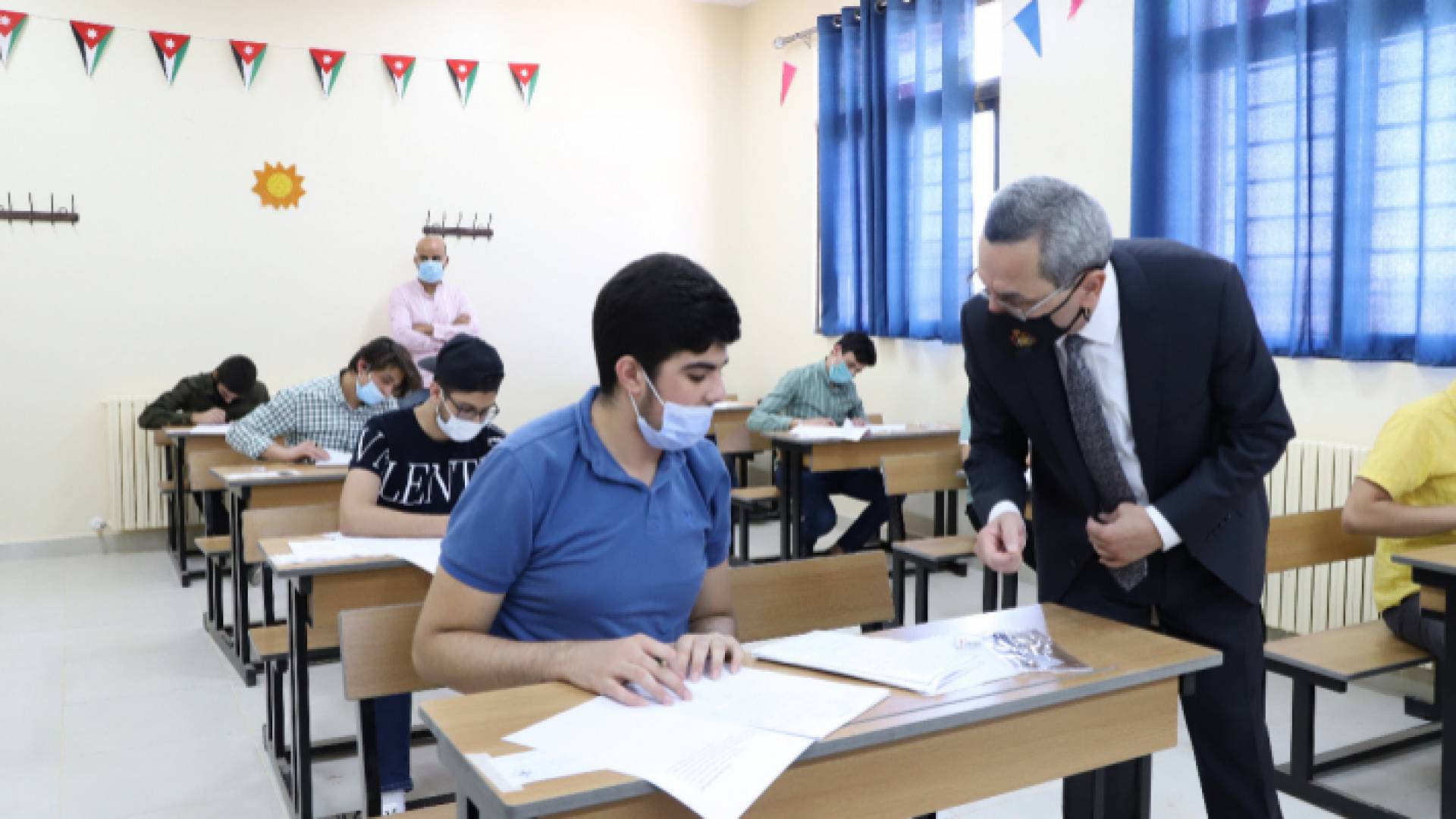 الصورة خلال تفقد وزير التربية سير امتحان التوجيهي