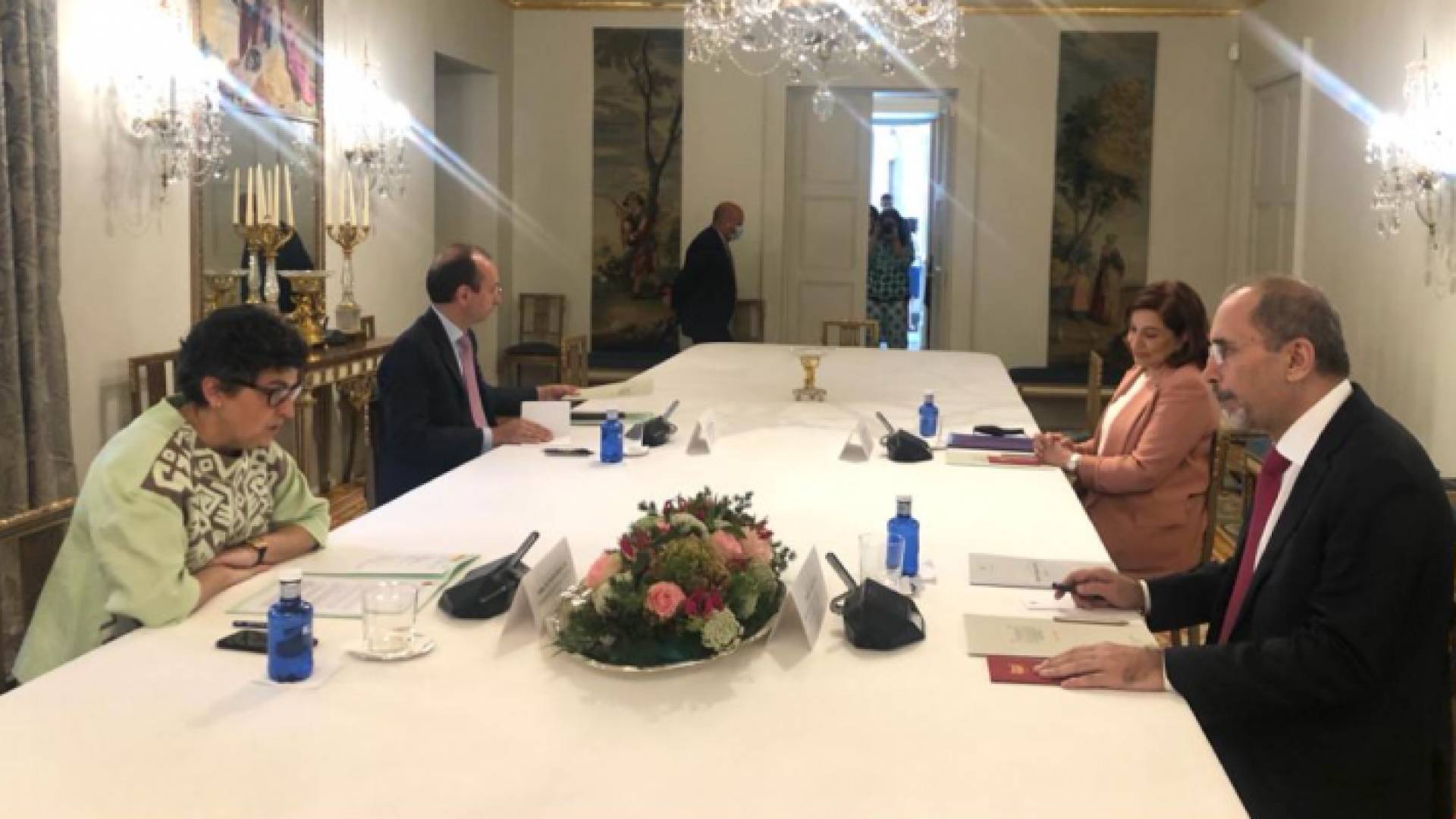 وزير الخارجية أيمن الصفدي ووزيرة الشؤون الخارجية والاتحاد الأوروبي والتعاون الإسبانية أرانشا غونزاليس لايا