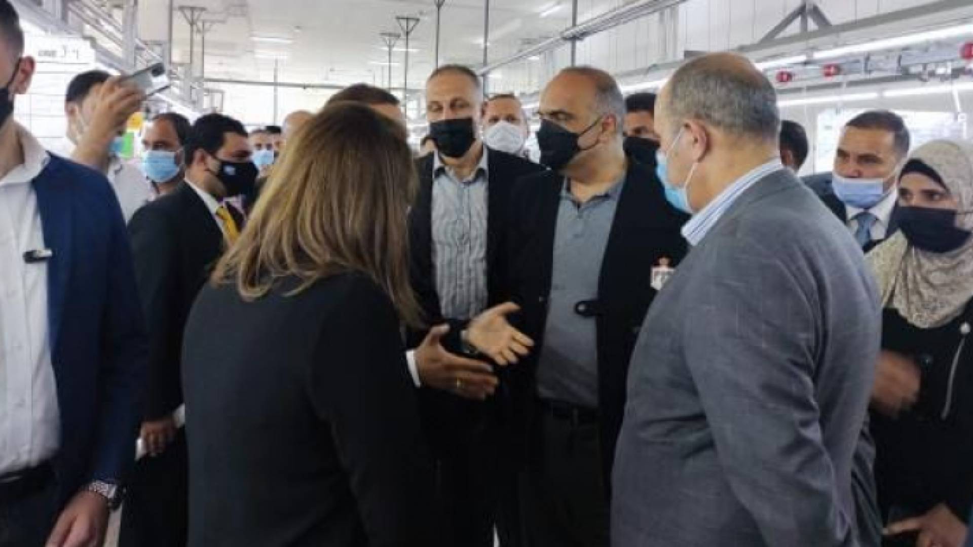 من زيارة رئيس الوزراء بشر الخصاونة إلى مصنع الألبسة