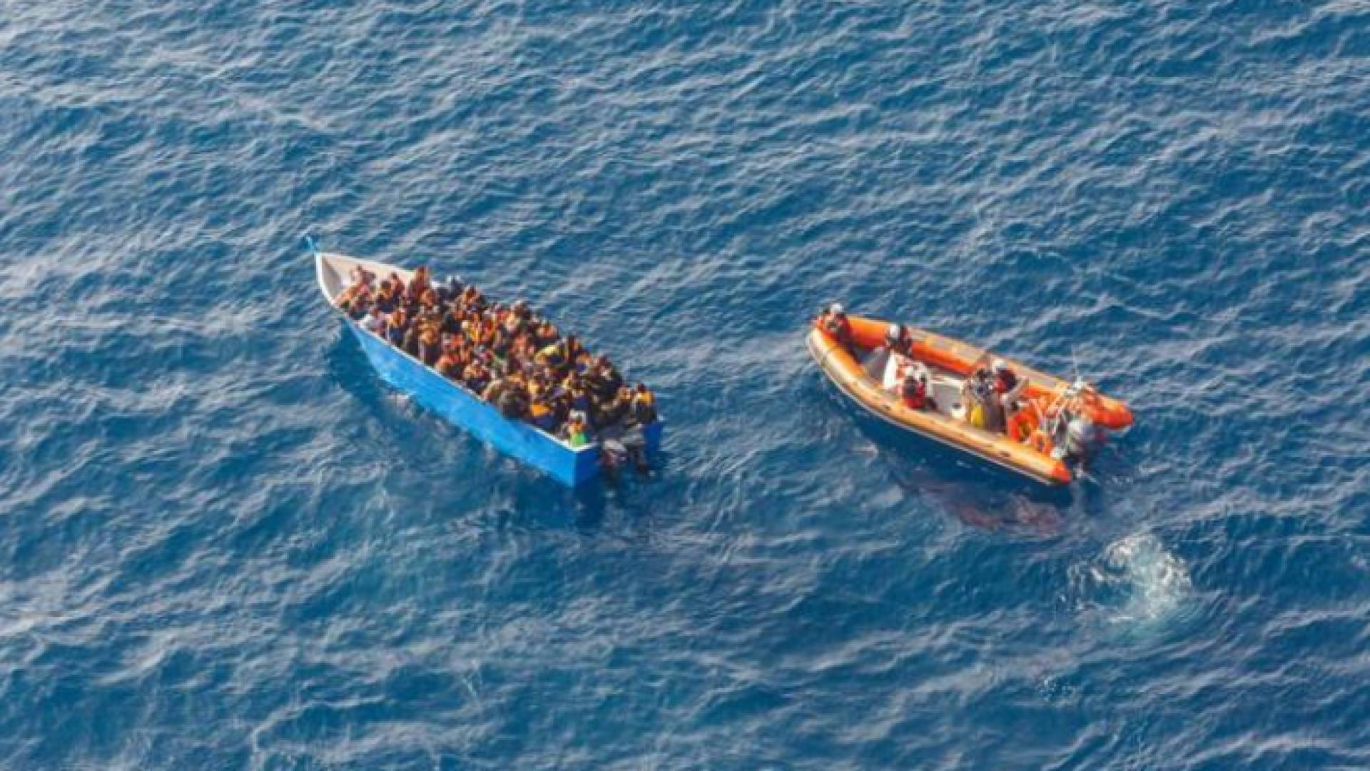 زورق على متنه مهاجرون - أرشيفية