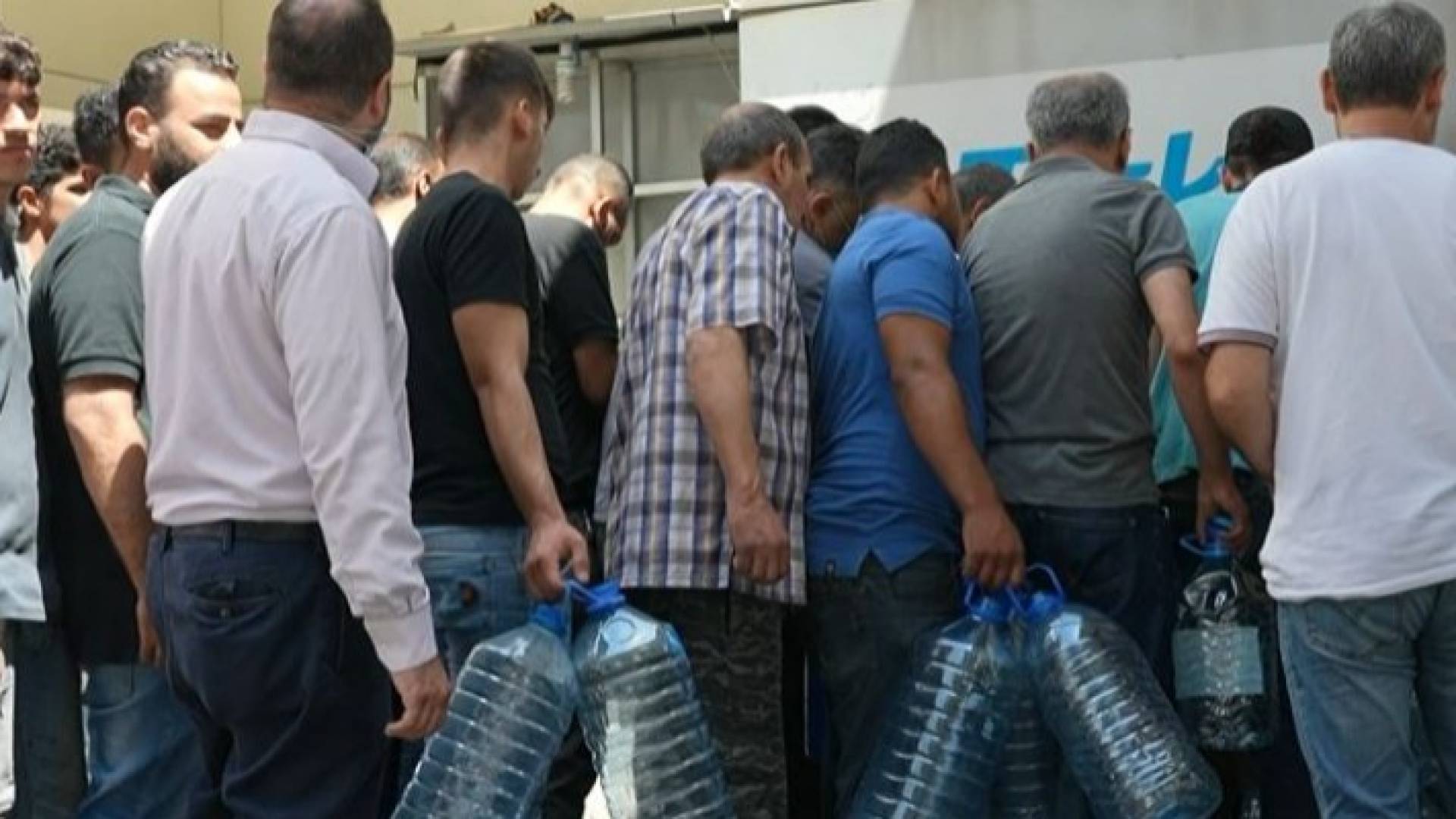 لبنانيون يقفون في طابور أمام محطة محروقات