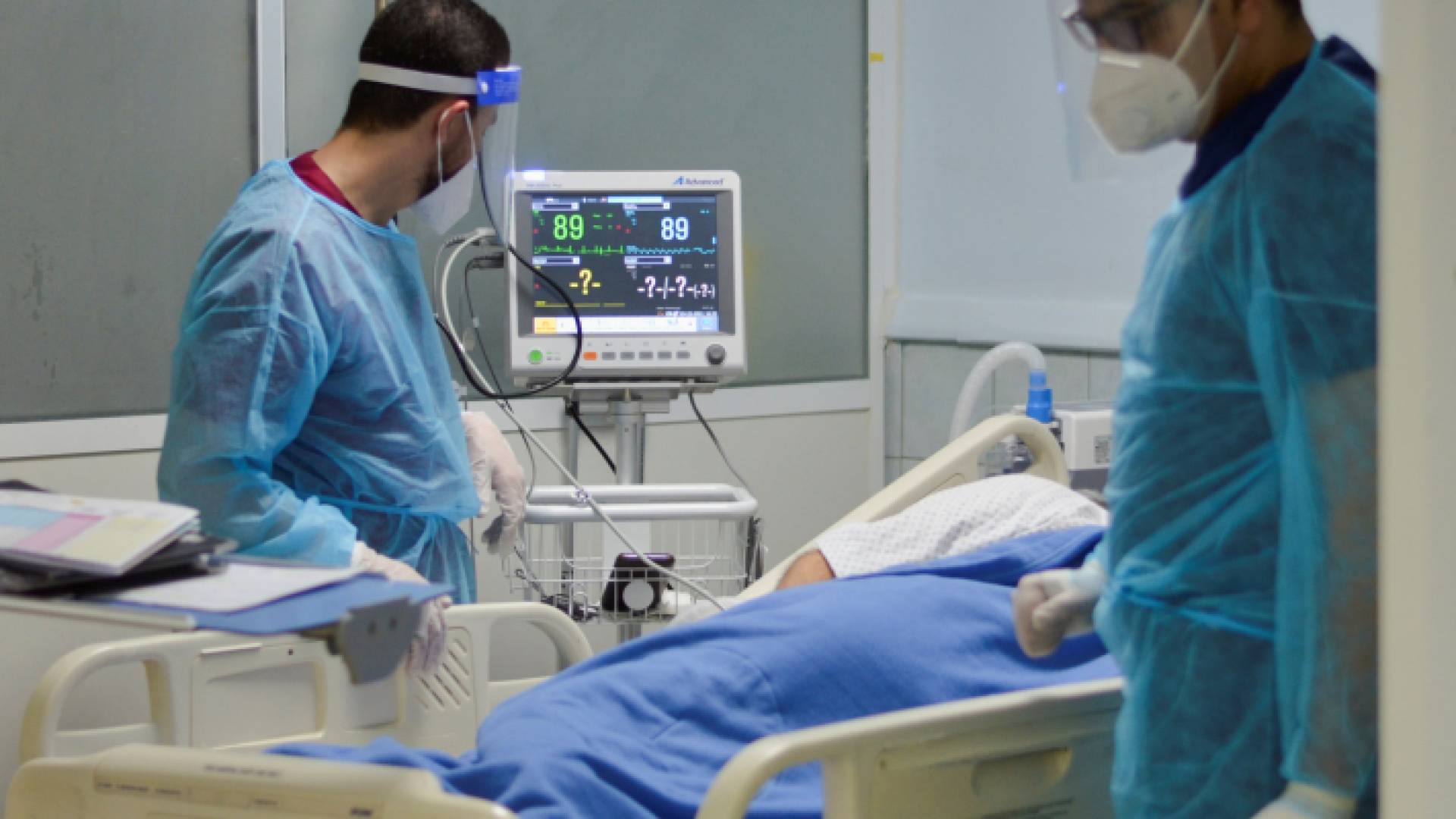 طبيبان يراقبان المؤشرات الحيوية لمصاب بكورونا - أرشيفية