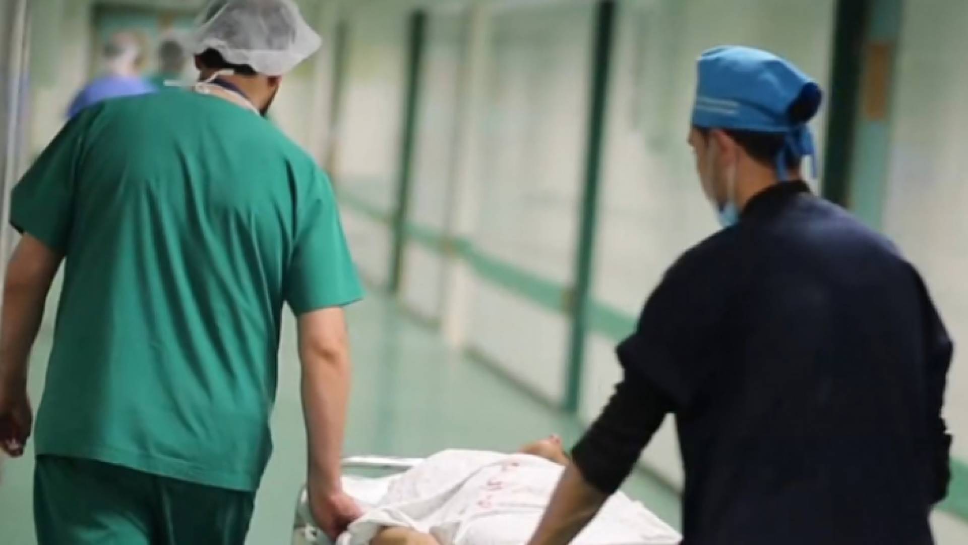 إدخال أحد المصابين بفيروس كورونا إلى المستشفى