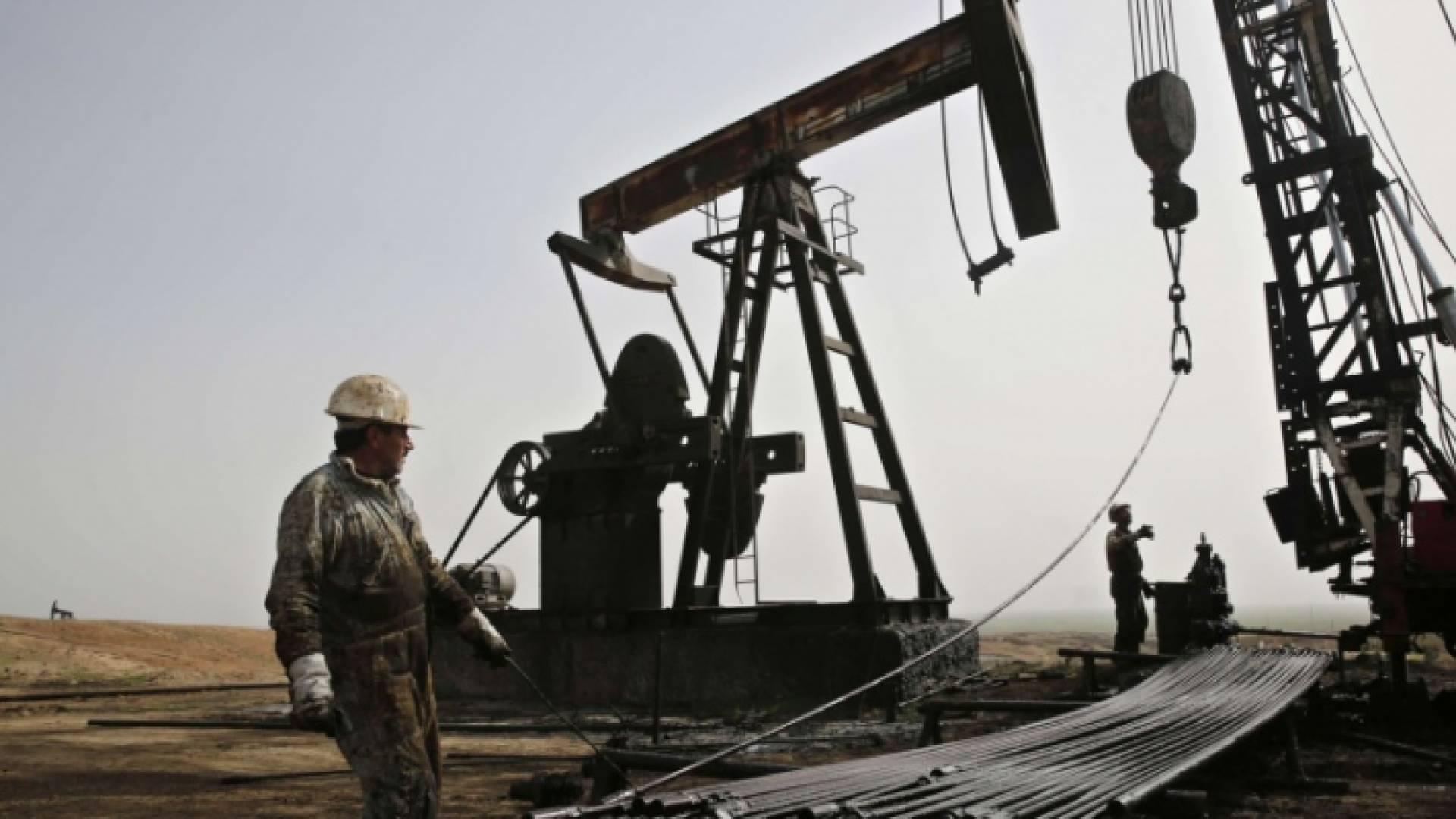 تدفع السعودية وروسيا باتجاه تمديد تلك الإجراءات