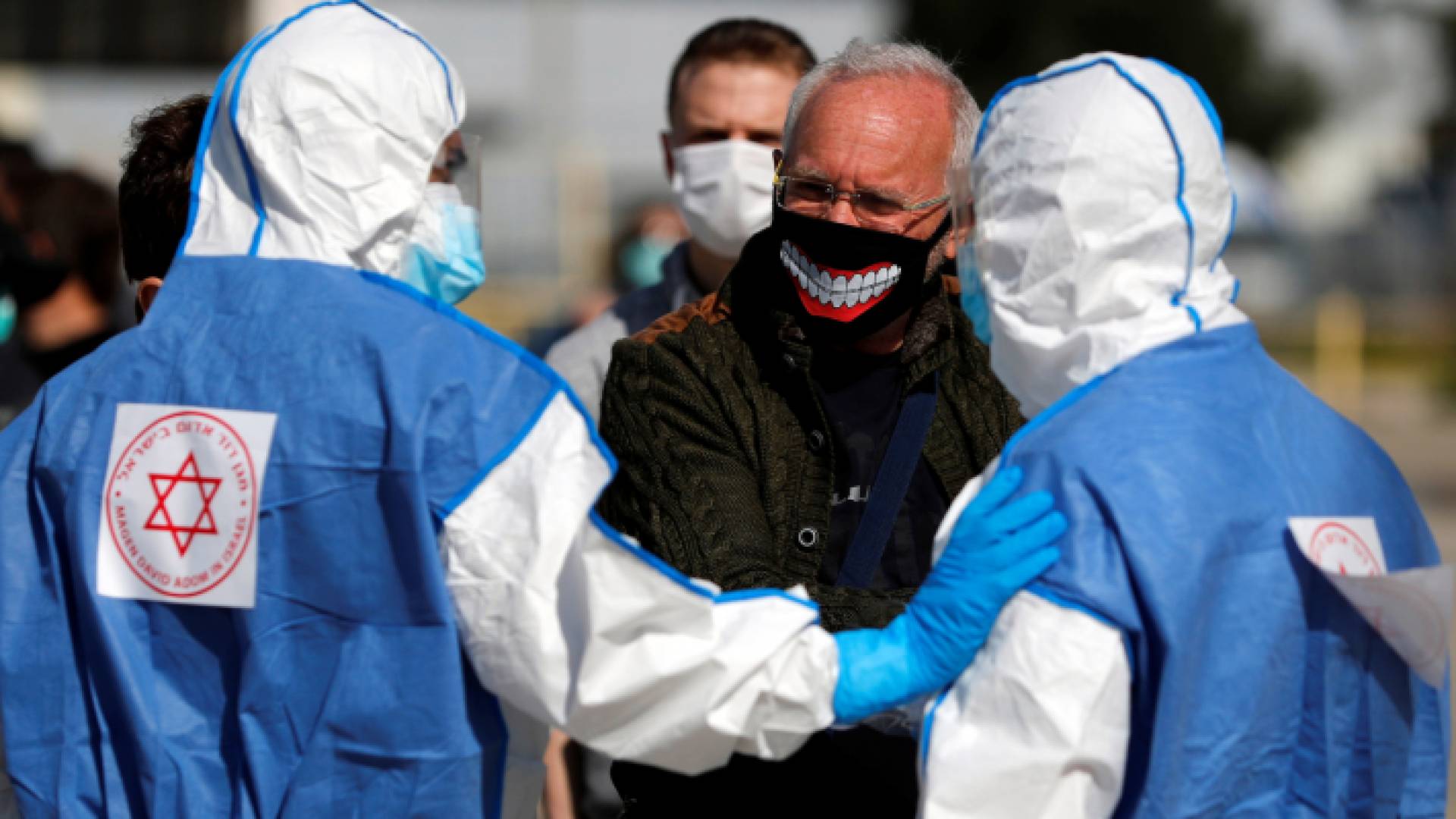 خلال إجراء فحوصات مخبرية للكشف عن فيروس كورونا