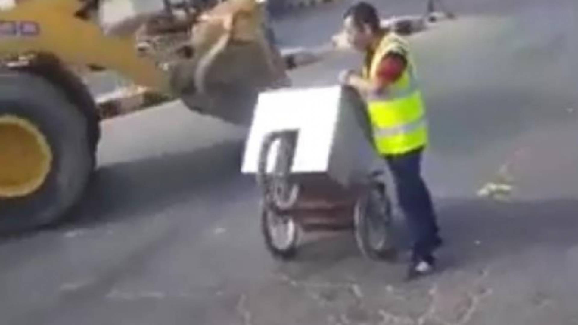 العربة التي تم اتلافها في السوق المركزي