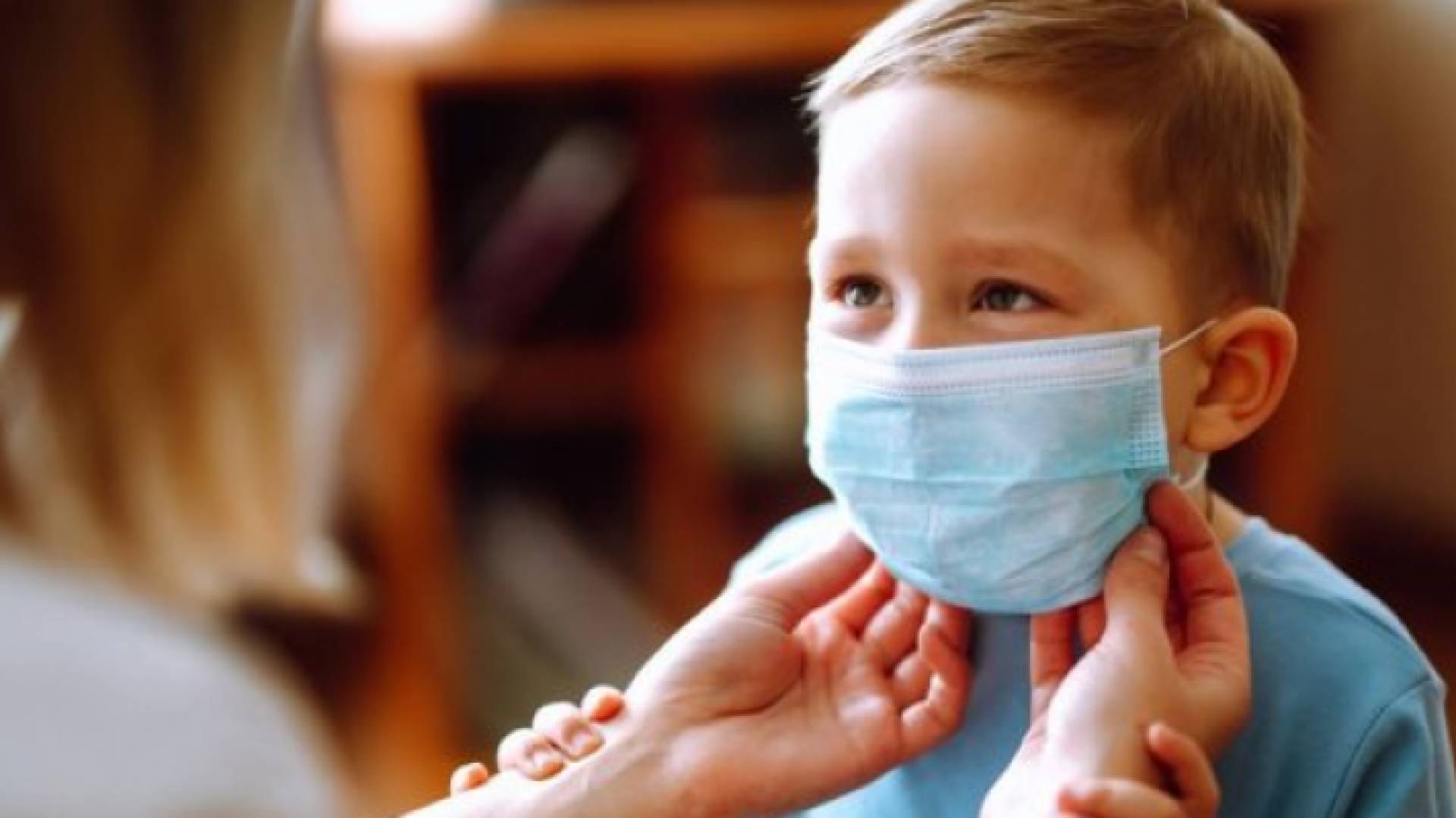 طفل يرتدي كمامة