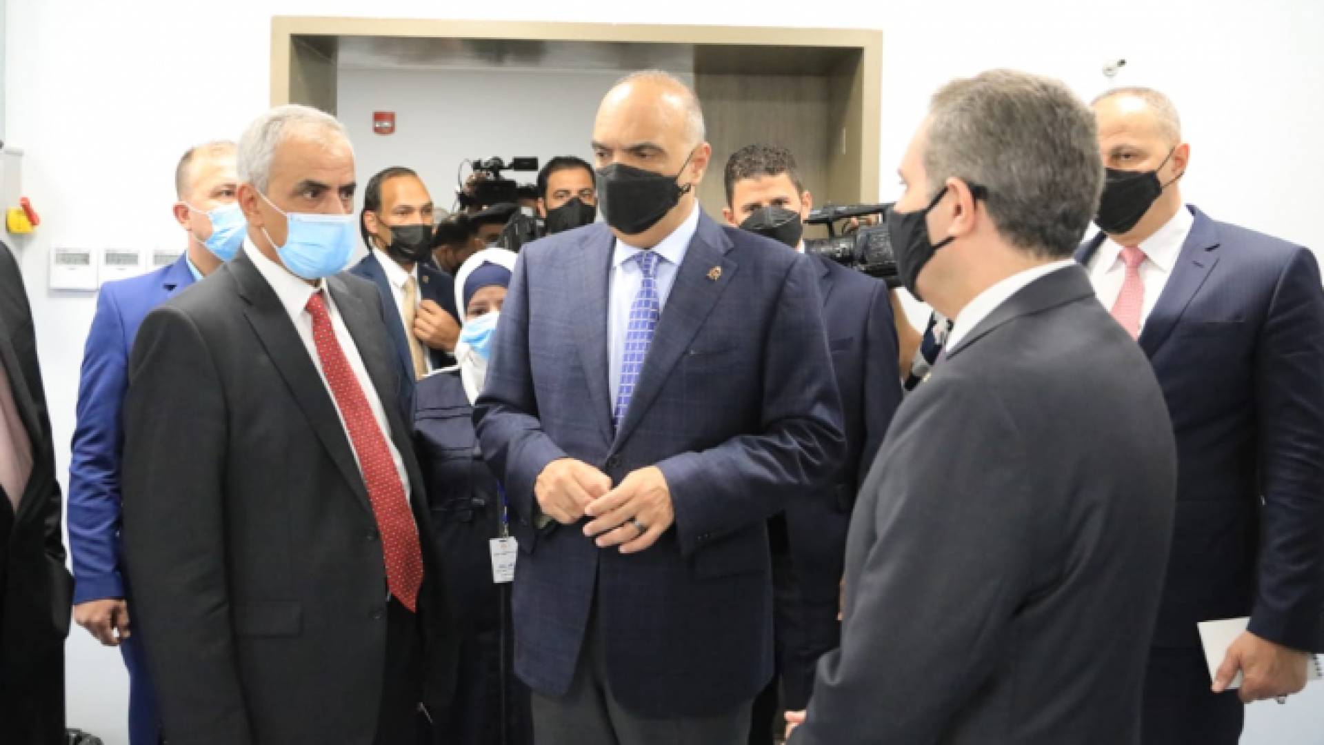 رئيس الوزراء بشر الخصاونة في زيارة سابقة إلى مستشفيات البشير