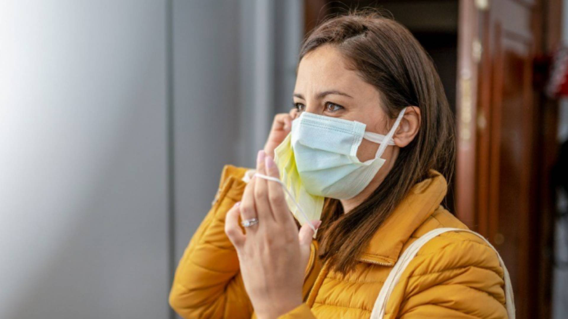 فتاة ترتدي الكمامة - ارشيفية