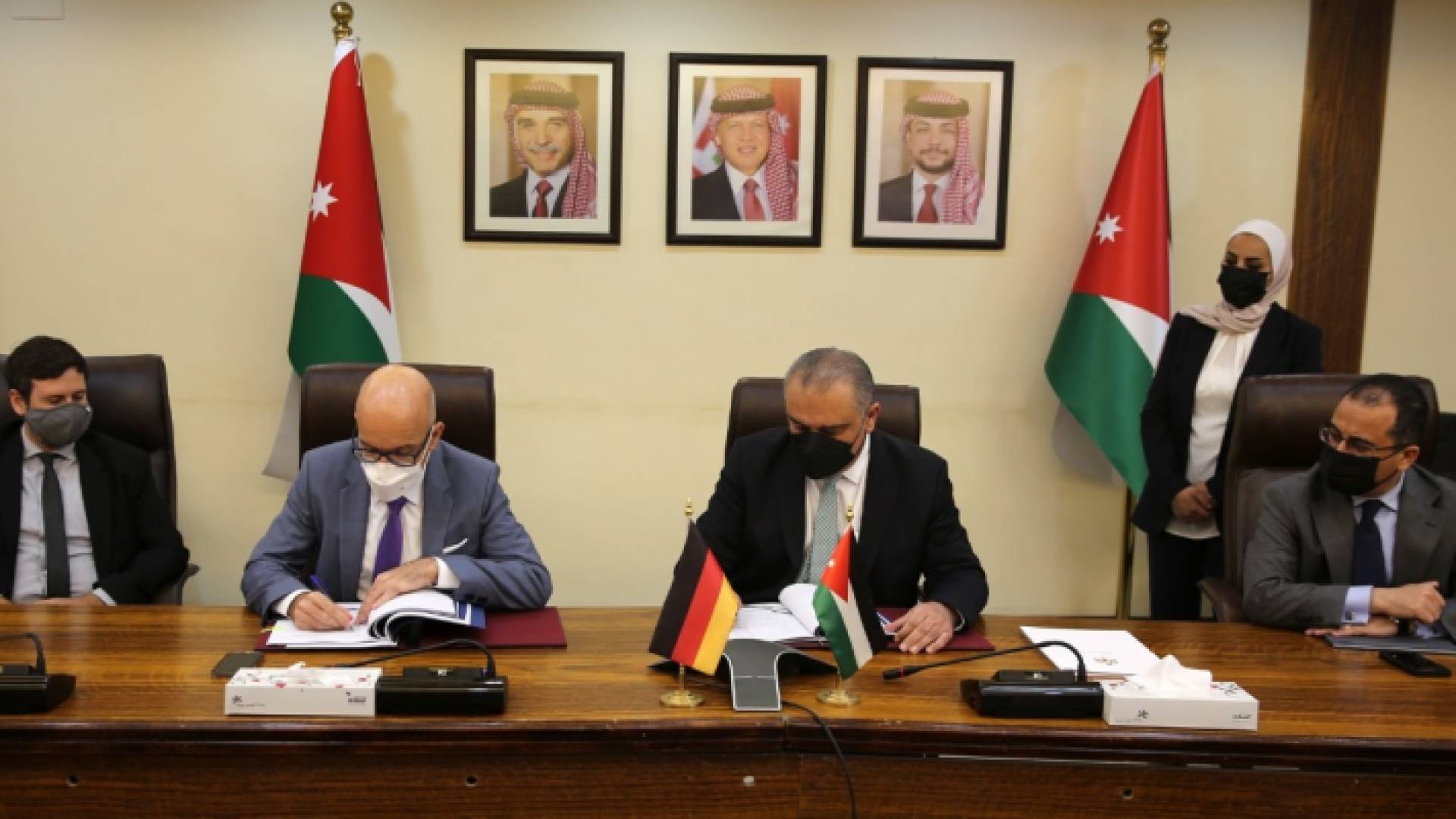 جانب من توقيع الاتفاقيات