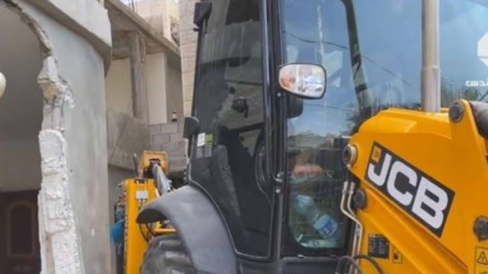 لحظة هدم منزل عائلة أبو غنام في بلدة الطور