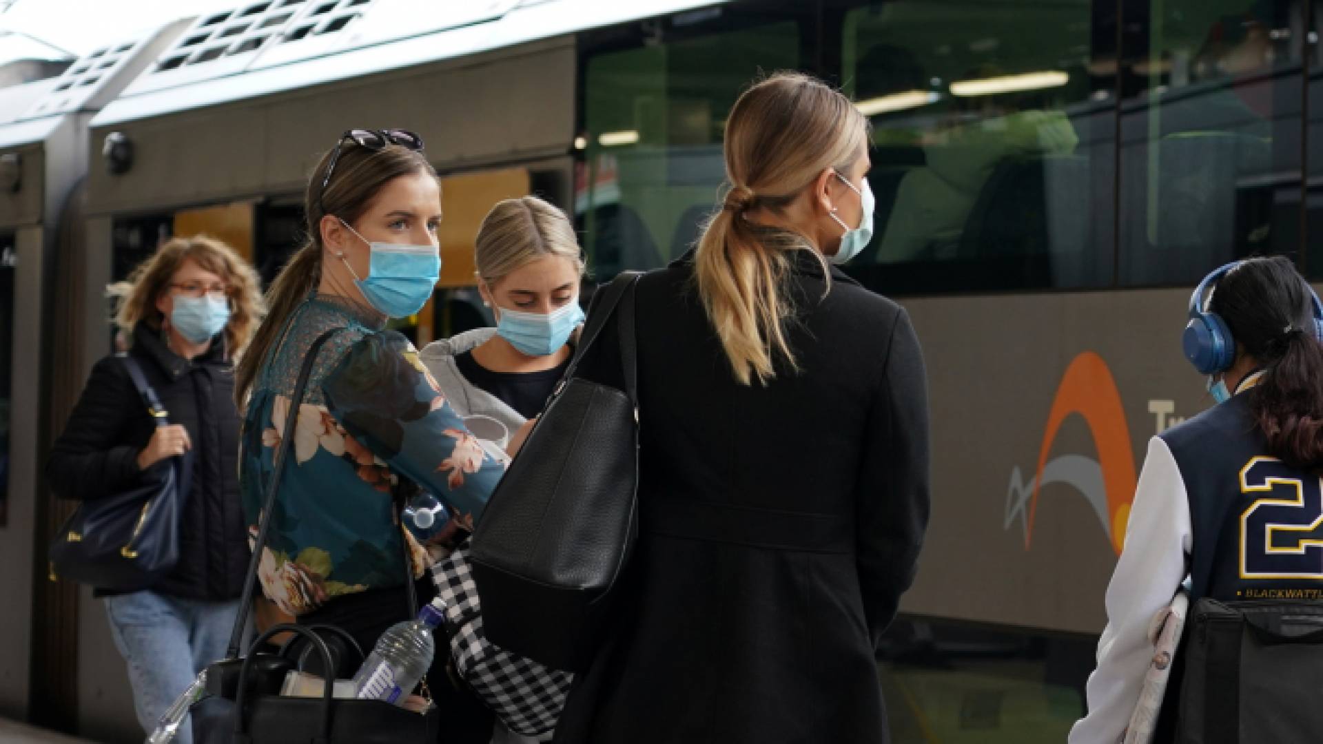 يمكن للسكان الخروج من منازلهم فقط لشراء السلع الأساسية