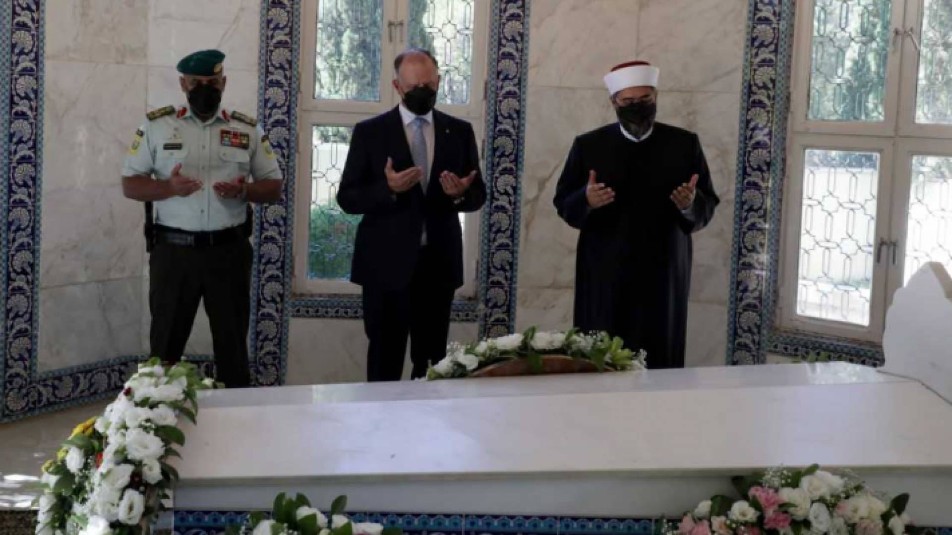 الأمير فيصل خلال زيارته ضريح الملك طلال