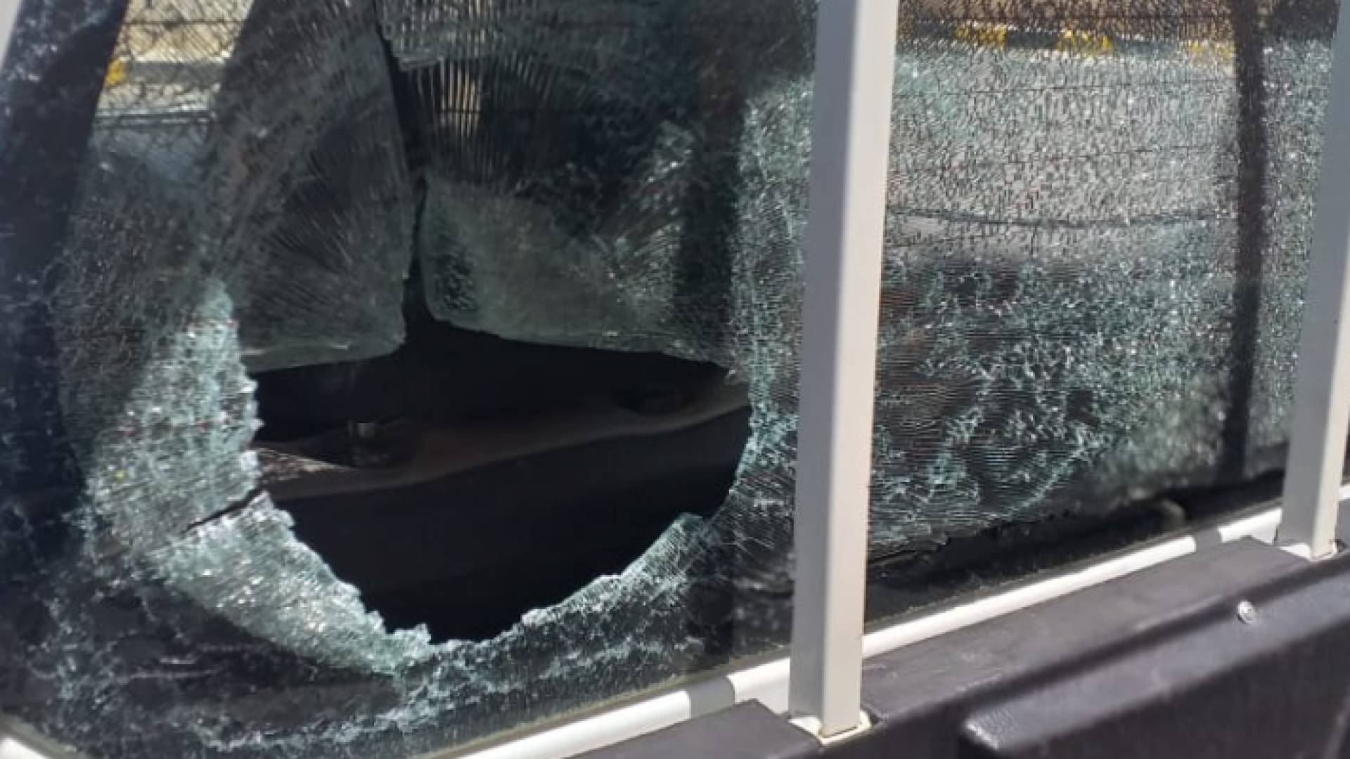 اعتداء على موظفين المياه في الرمثا وتحطيم سيارتهم الحكومية