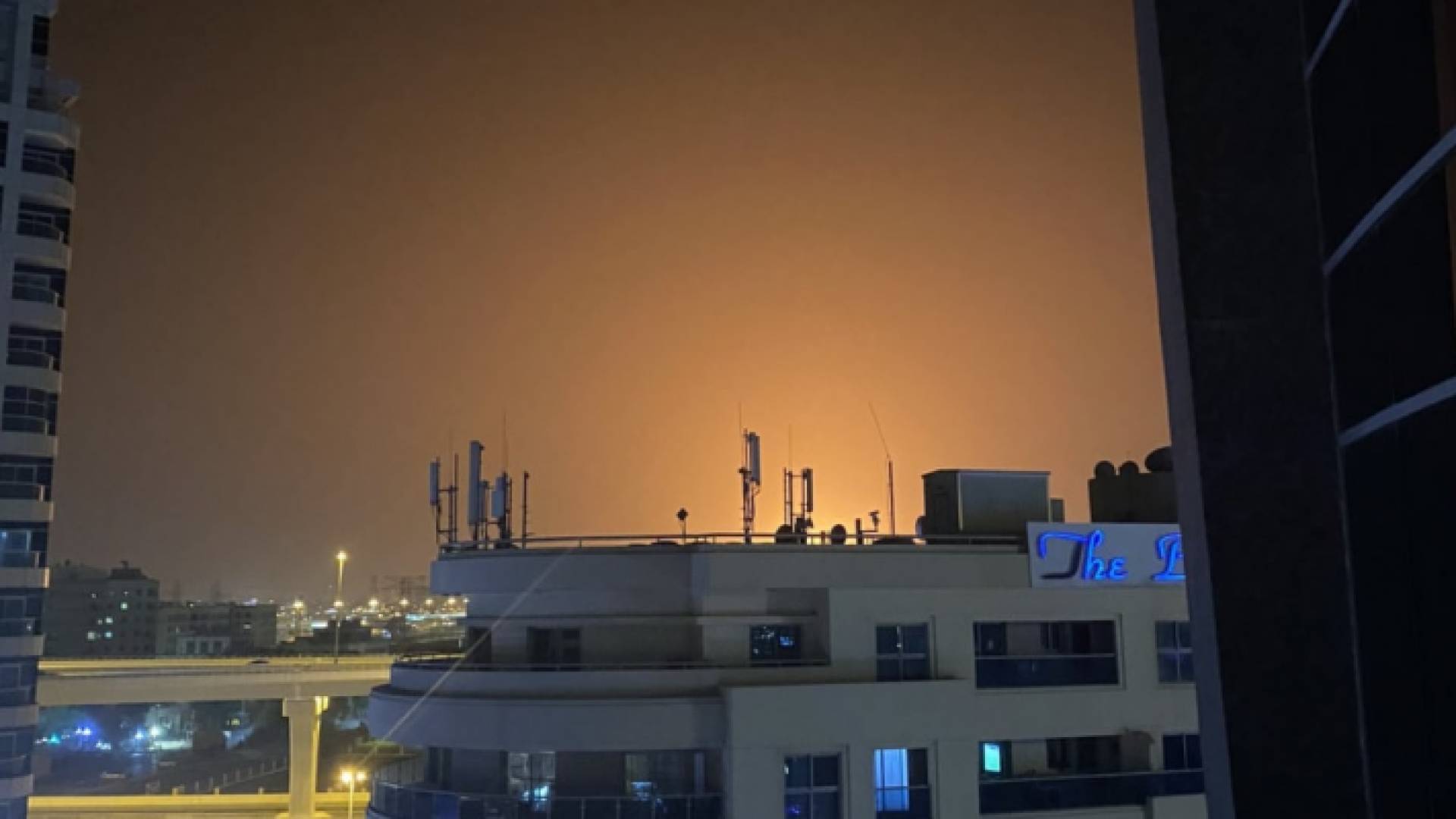 انفجار قوي وحريق في حاوية نفطية بميناء جبل علي