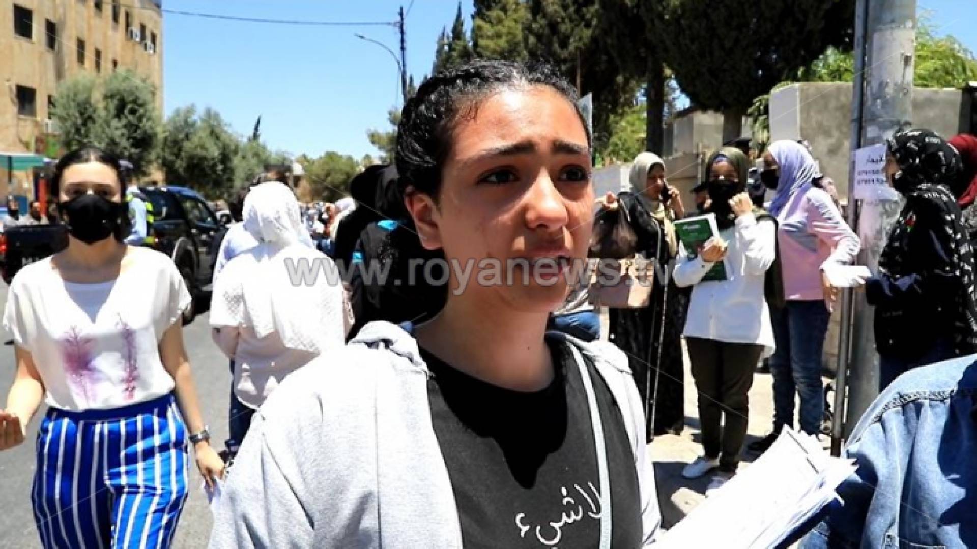 طلبة التوجيهي يبكون من صعوبة امتحان الفيزياء