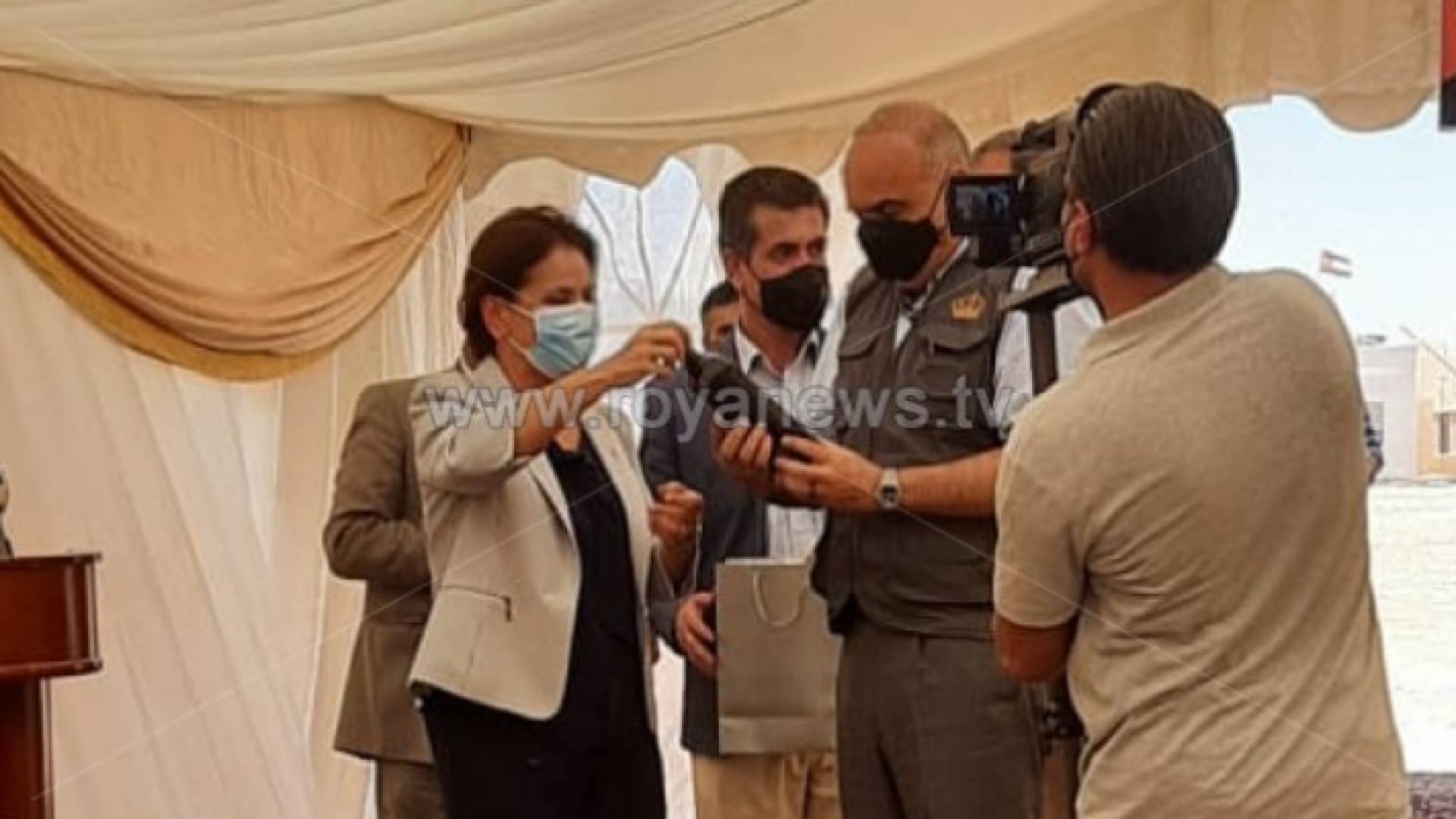 لحظة إهداء زواتي زجاجة نفط لرئيس الوزراء بشر الخصاونة