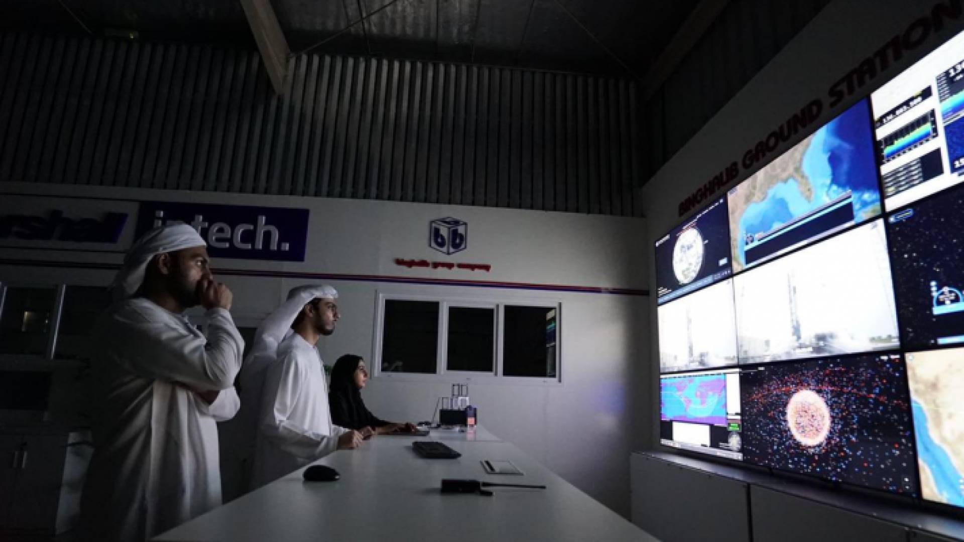 الإمارات تطلق أول قمر صناعي مخصص لتتبع الحياة البرية